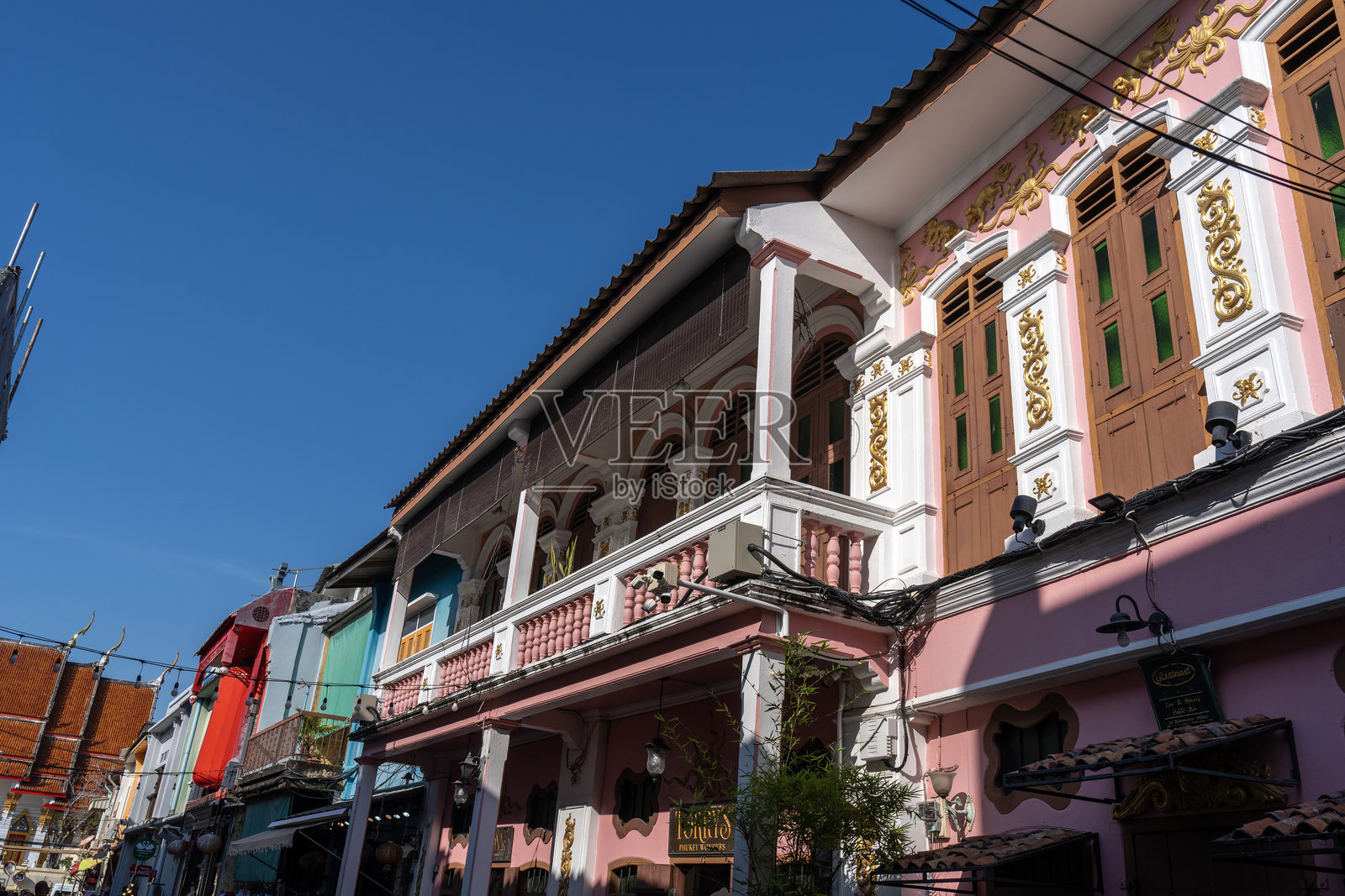 普吉岛老城区街道上色彩斑斓的葡萄牙风格建筑。具有历史意义的中葡建筑。照片摄影图片