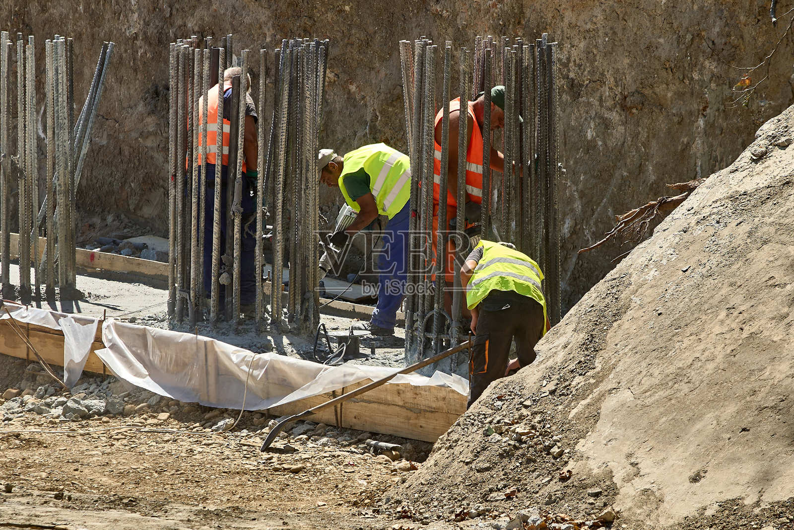 布加勒斯特联合广场达姆博维察河混凝土板的重建照片摄影图片