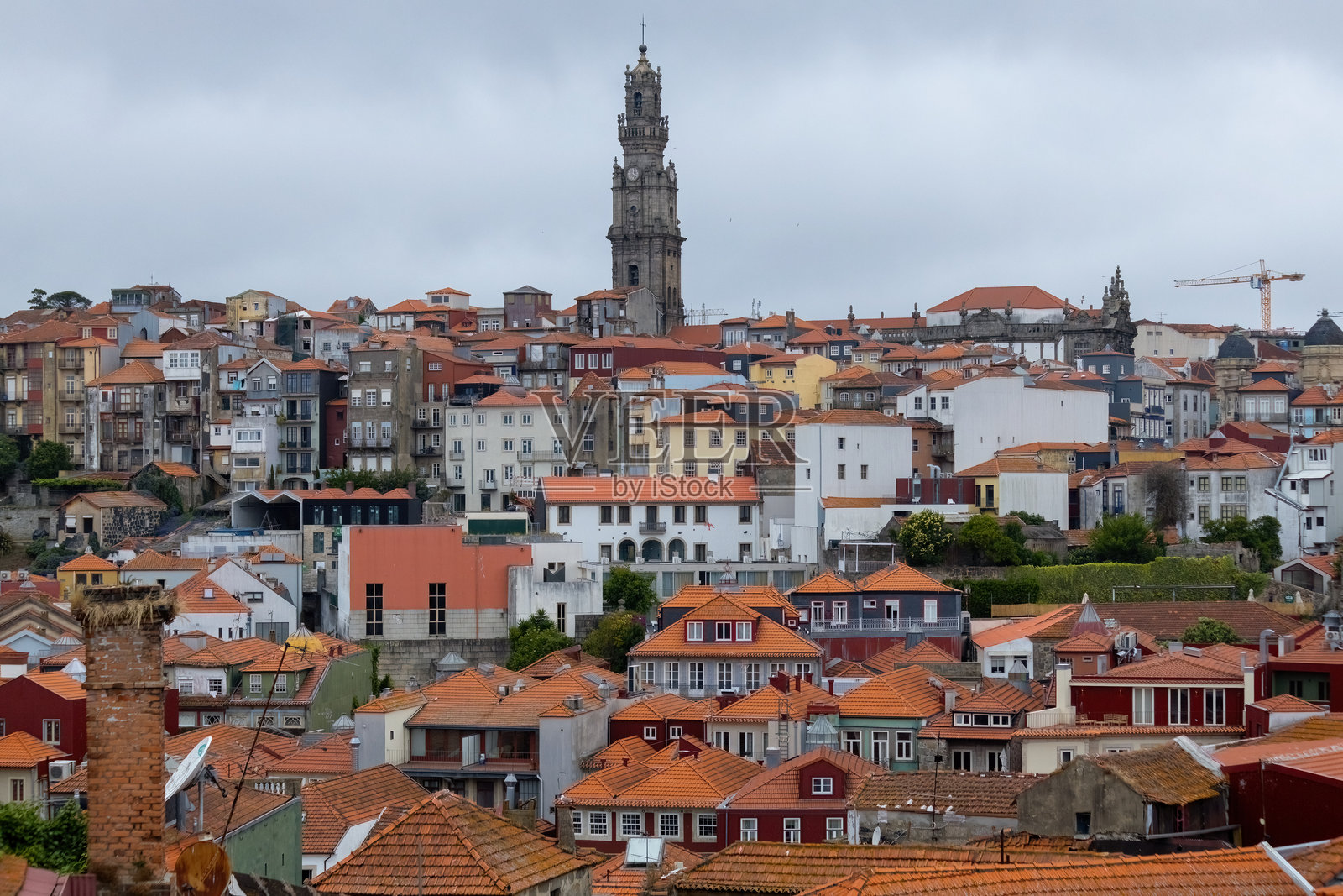 葡萄牙波尔图老城区天际线,历史建筑与瓷砖屋顶的鸟瞰图照片摄影图片