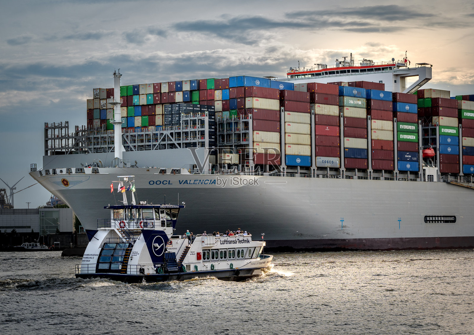 壮观的集装箱船在日落时分照片摄影图片