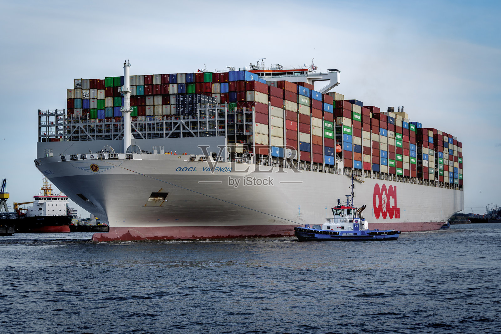 雄伟的集装箱船驶入汉堡港照片摄影图片