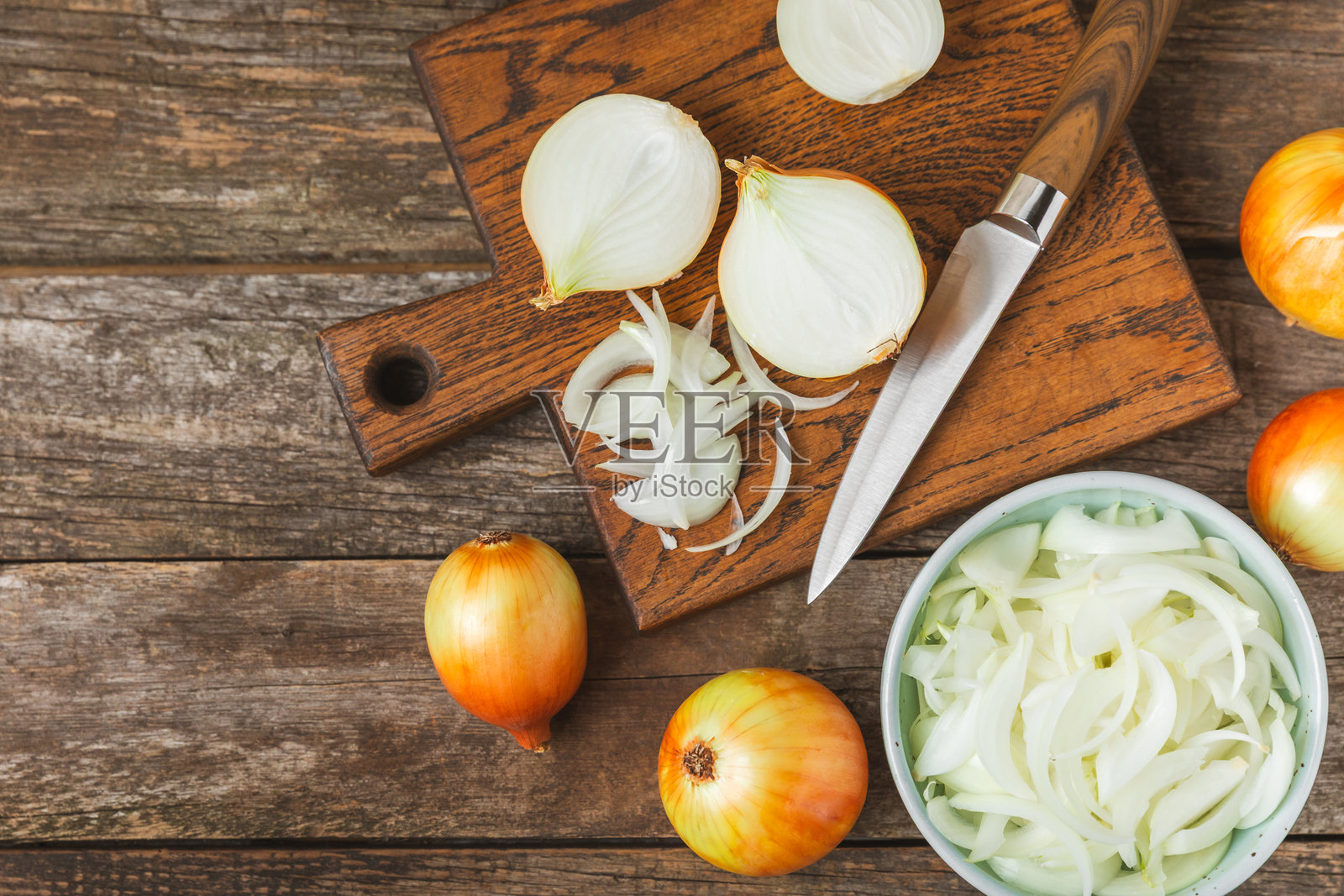 厨房桌上的洋葱。洋葱切片。洋葱圈。新鲜的黄色洋葱。天然、新鲜、素食食品。农产品。健康饮食。蔬菜。农贸市场。留白空间。照片摄影图片