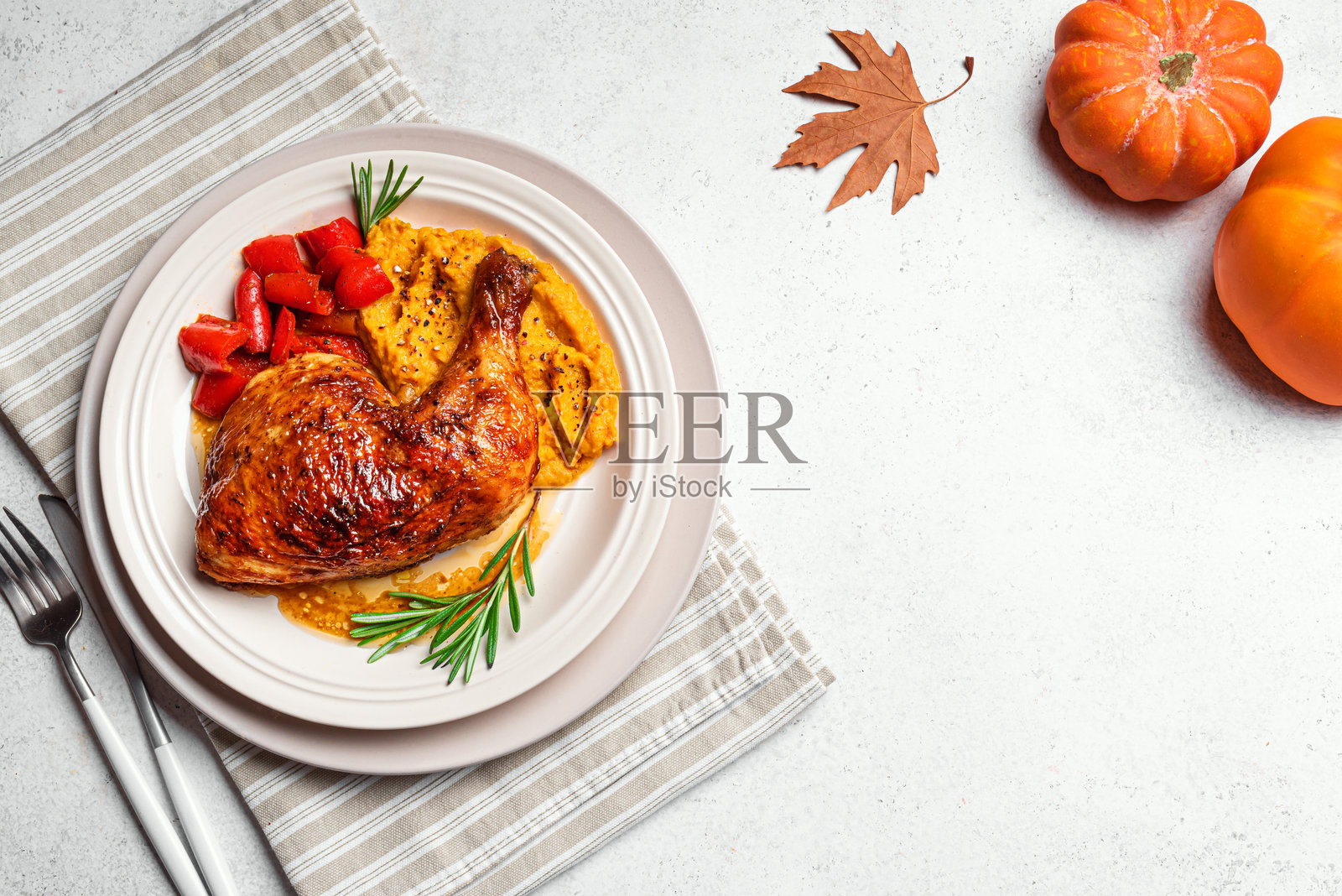 秋季餐：烤鸡腿配土豆泥照片摄影图片