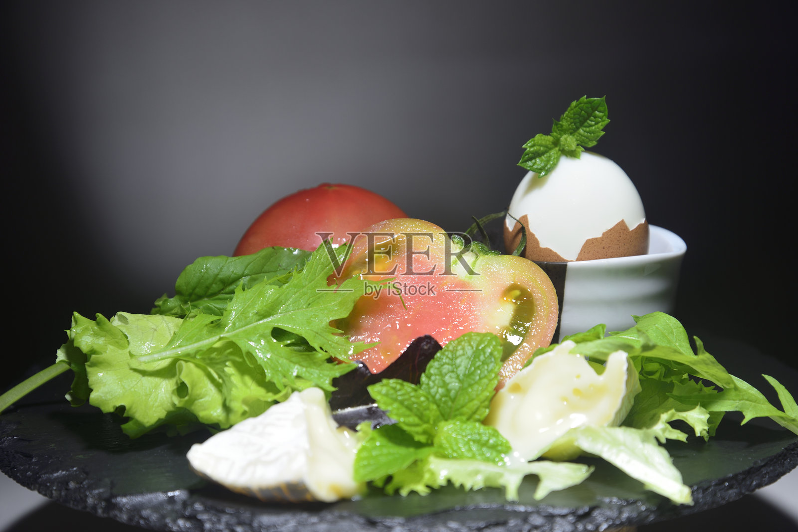 烤蔬菜沙拉和卡门贝尔奶酪放在盘子里照片摄影图片