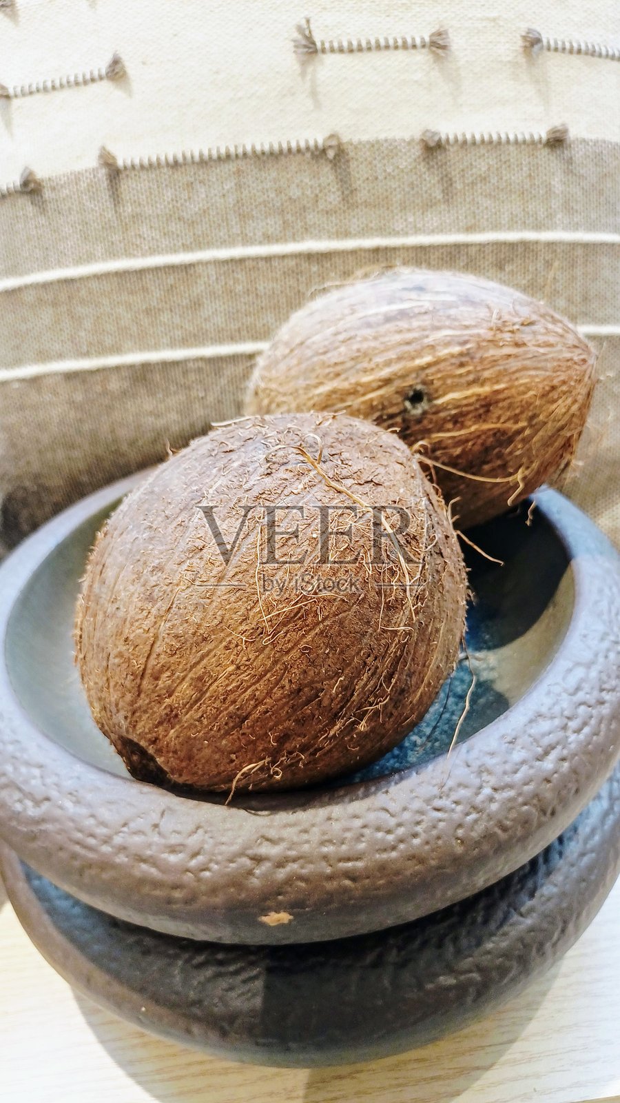 碗里放着两个椰子照片摄影图片