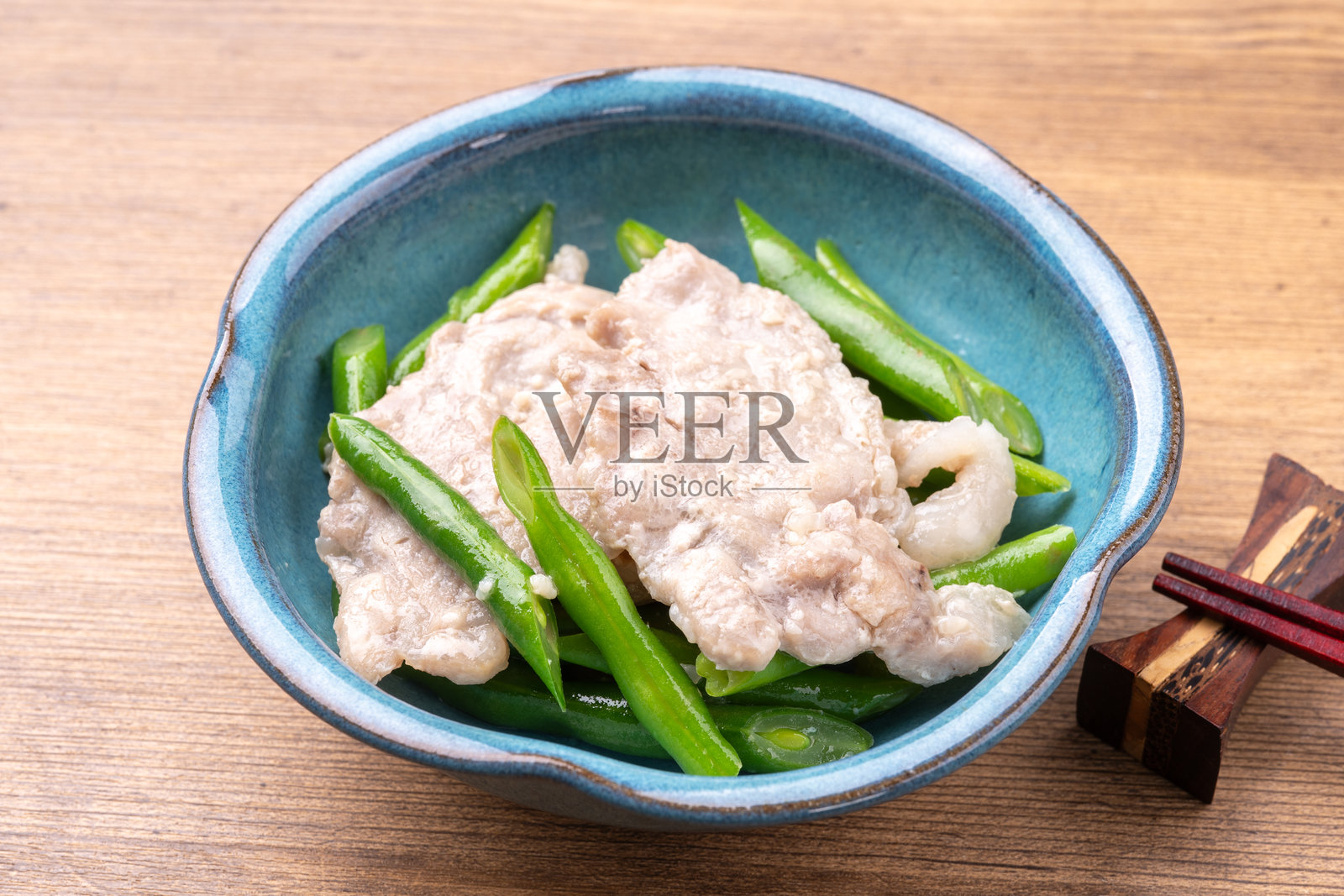 盐麴炒猪肉和青豆照片摄影图片