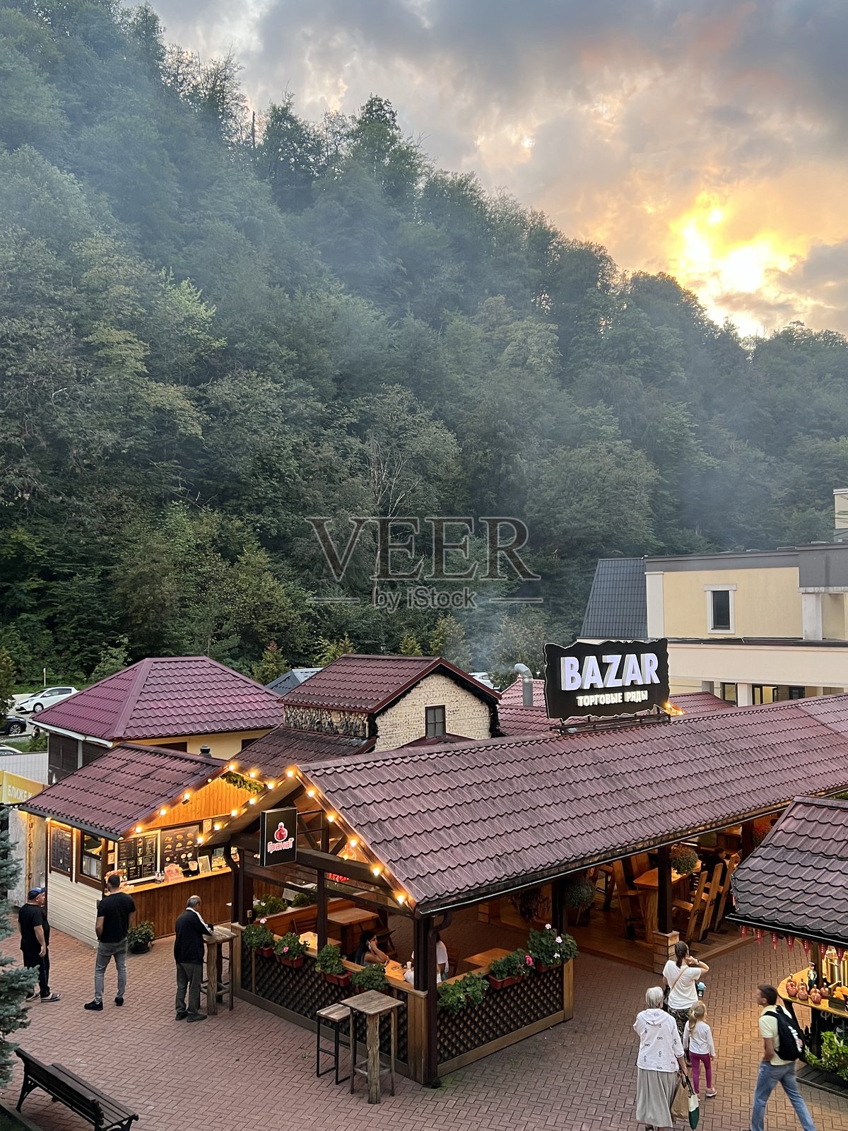 户外市场出售礼品、食品和小吃，位于俄罗斯索契的罗斯托尔。照片摄影图片