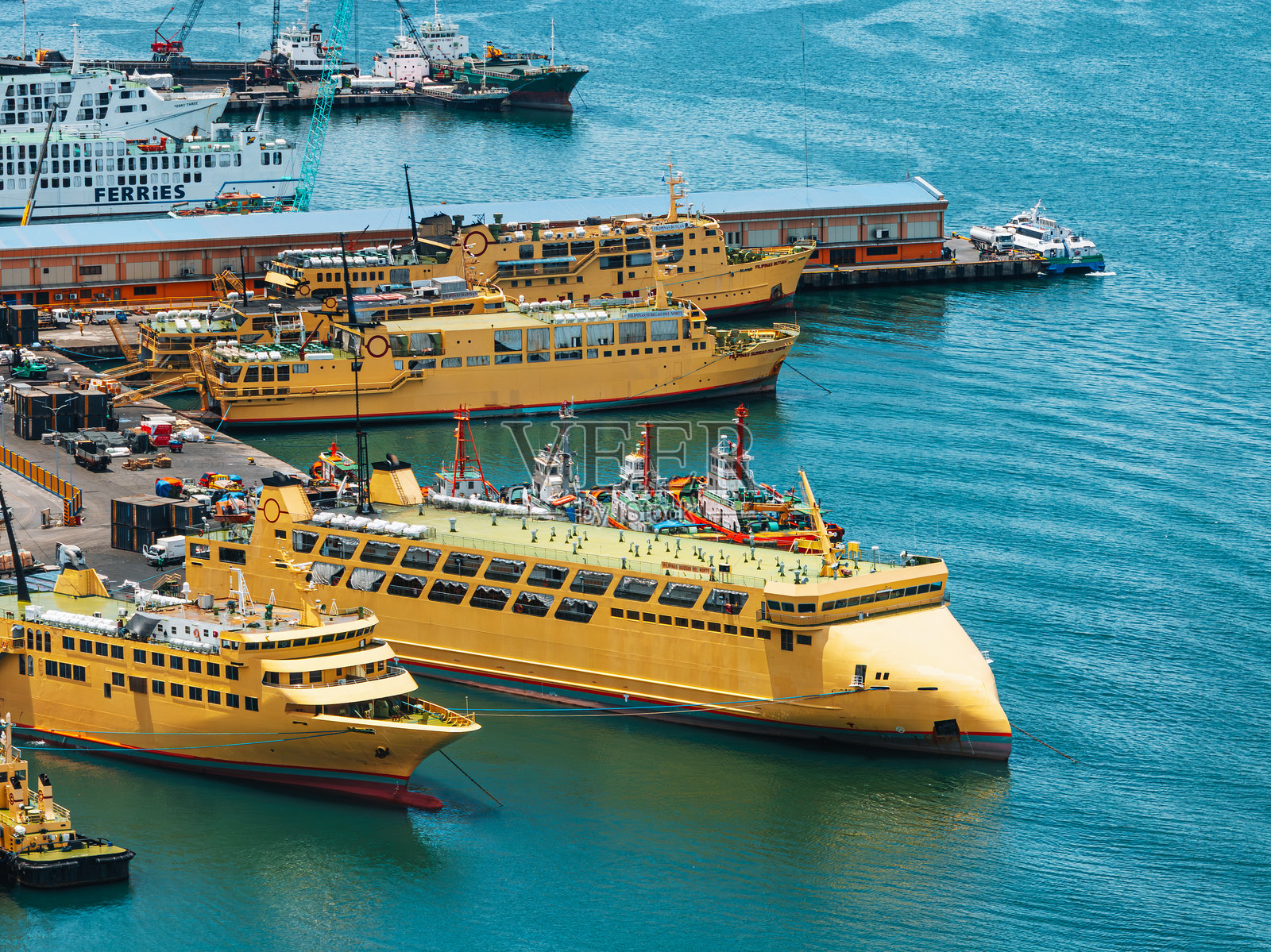 在菲律宾宿务市港口停靠的渡轮，阳光明媚照片摄影图片