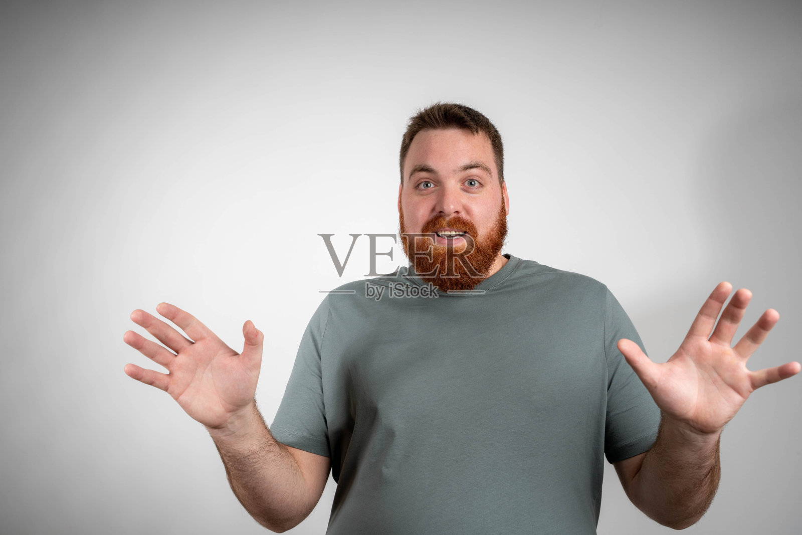 年轻男子露出惊讶的表情照片摄影图片