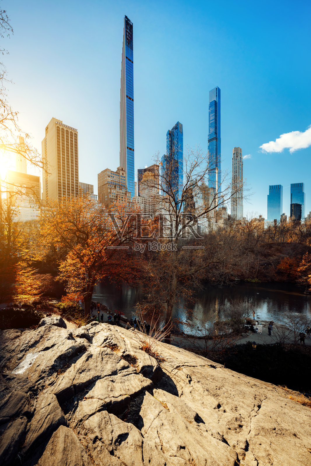 秋季阳光明媚的城市天际线与中央公园俯瞰景观照片摄影图片