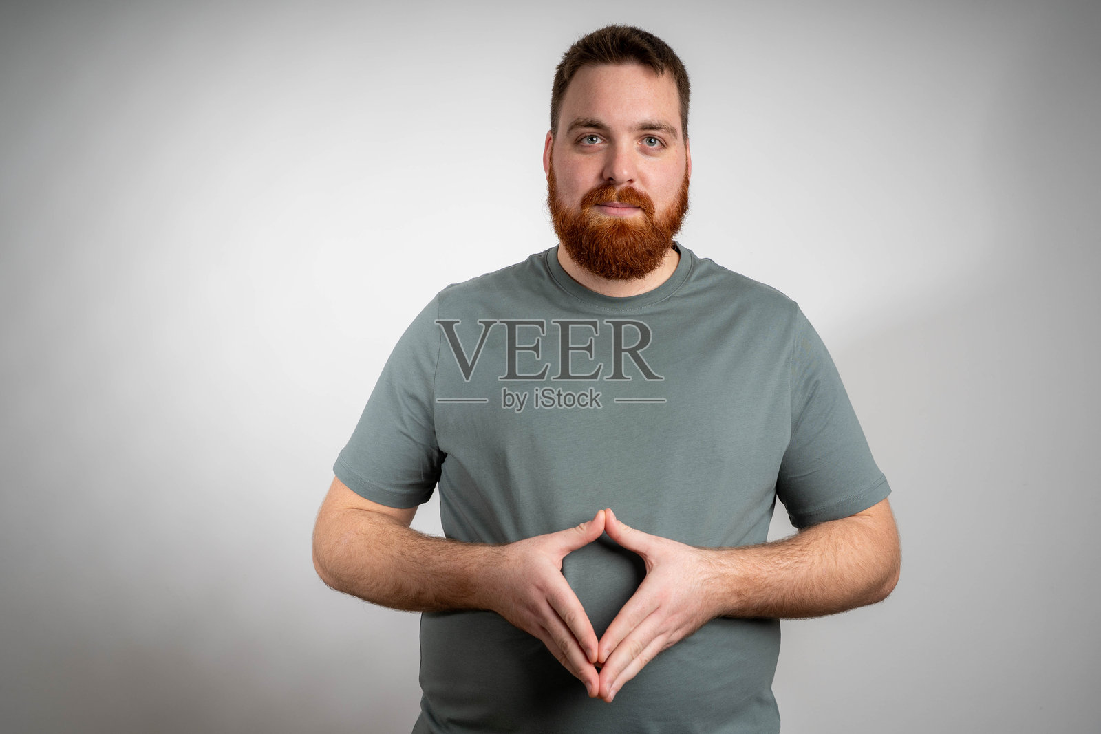 自信的年轻男子凝视镜头，积极的工作室肖像，背景为纯色。照片摄影图片