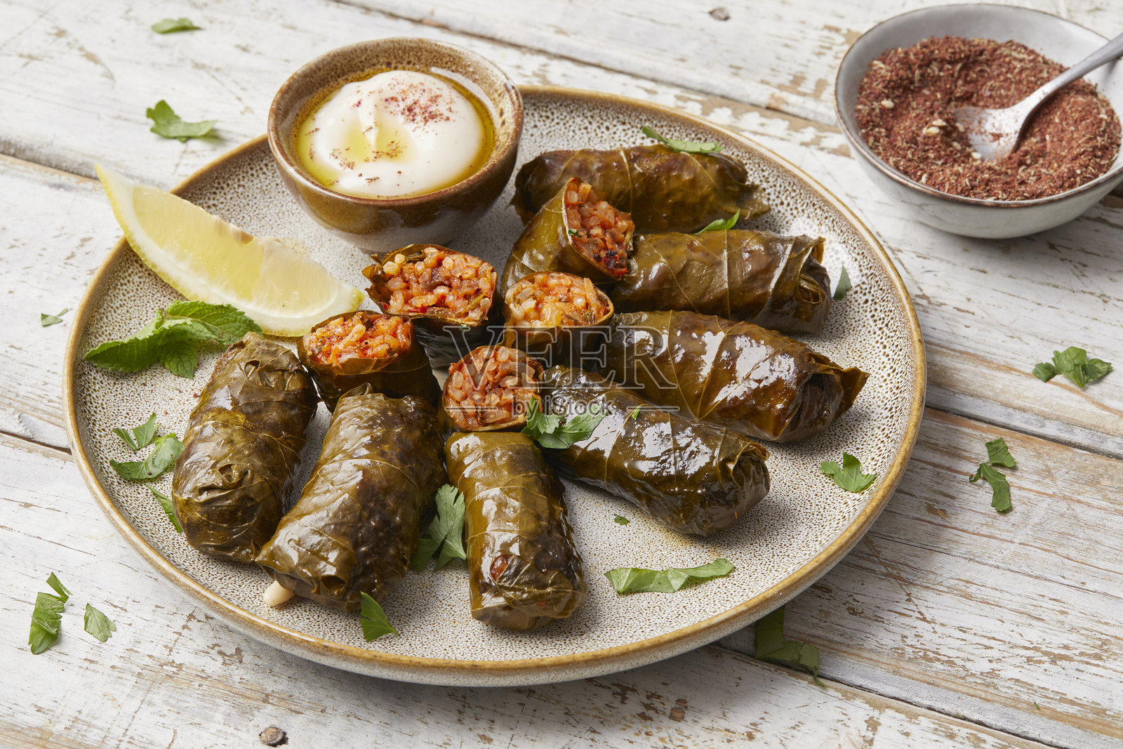 米饭和番茄填充的葡萄叶卷照片摄影图片