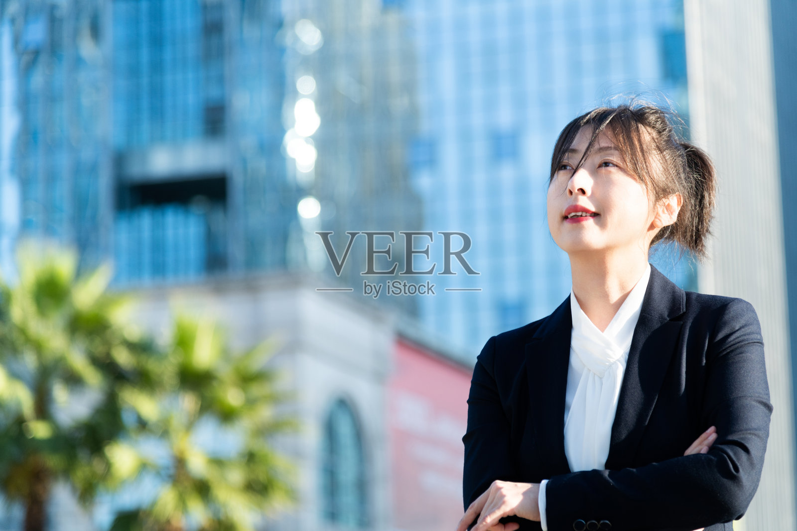 自信的女商人在办公大楼外站立照片摄影图片