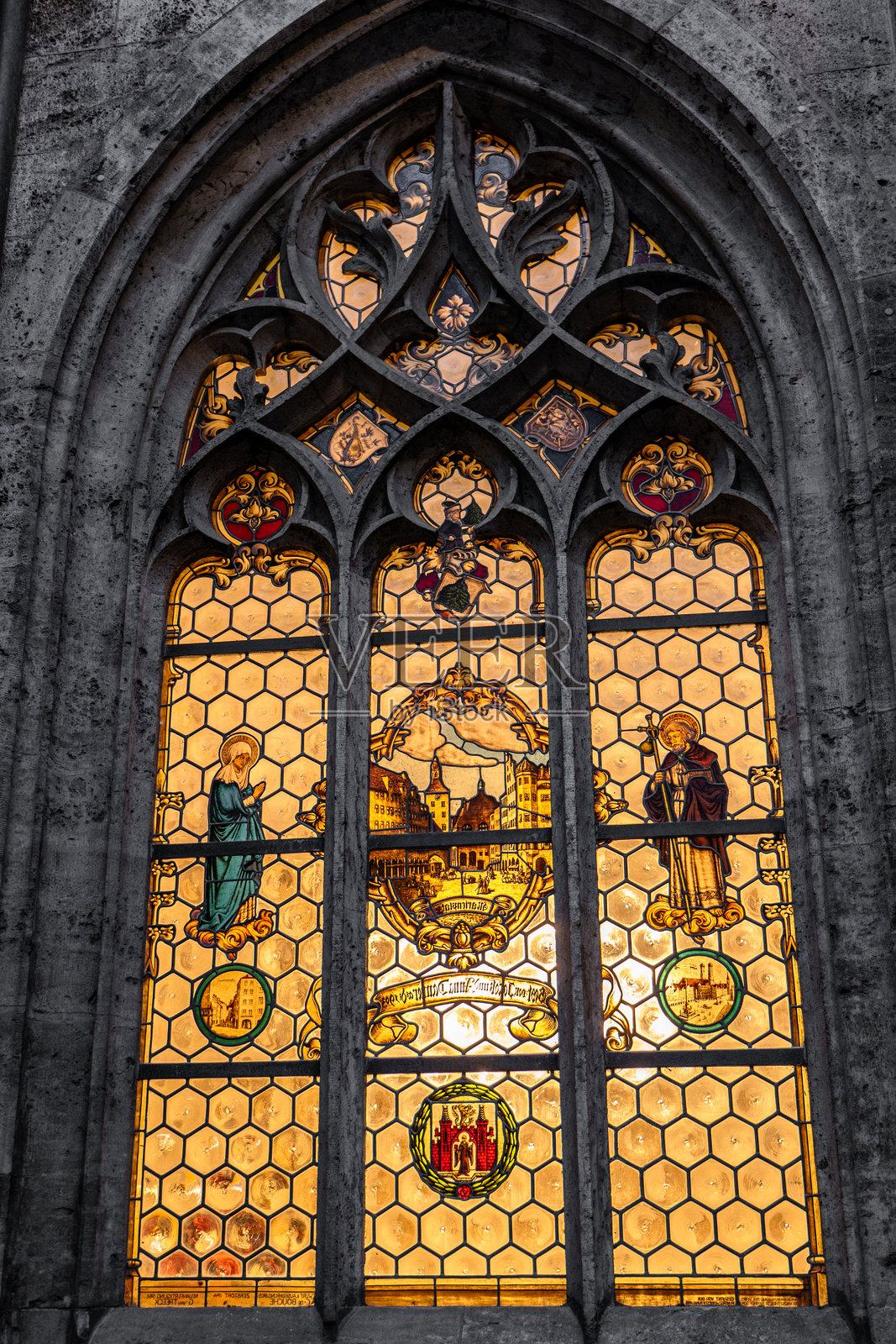 慕尼黑市政厅的哥特式彩色玻璃窗照片摄影图片