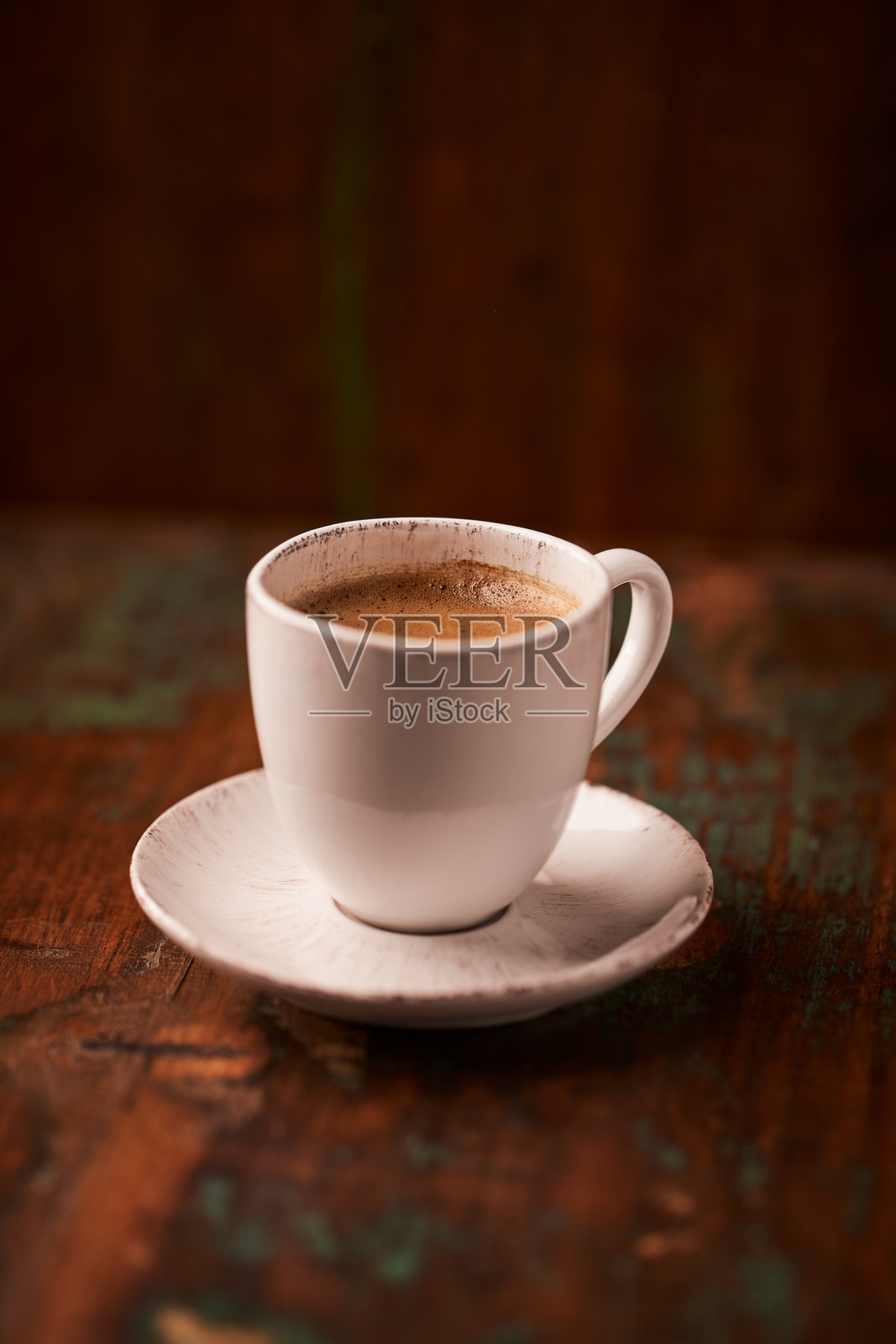 rustic wooden background上的咖啡杯。柔焦效果。留白空间。照片摄影图片