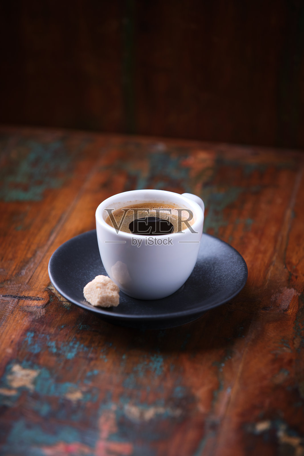 rustic wooden background上的咖啡杯。柔和的焦点。留白空间。照片摄影图片