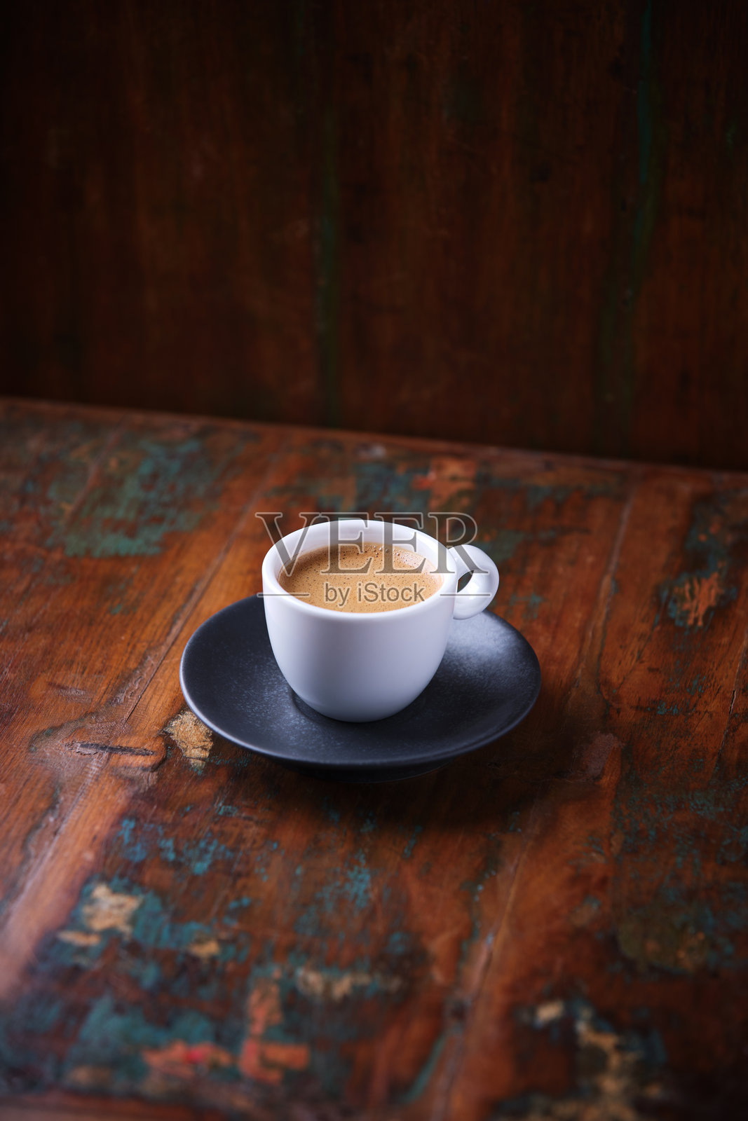 rustic wooden background上的咖啡杯。柔焦效果。留白空间。照片摄影图片