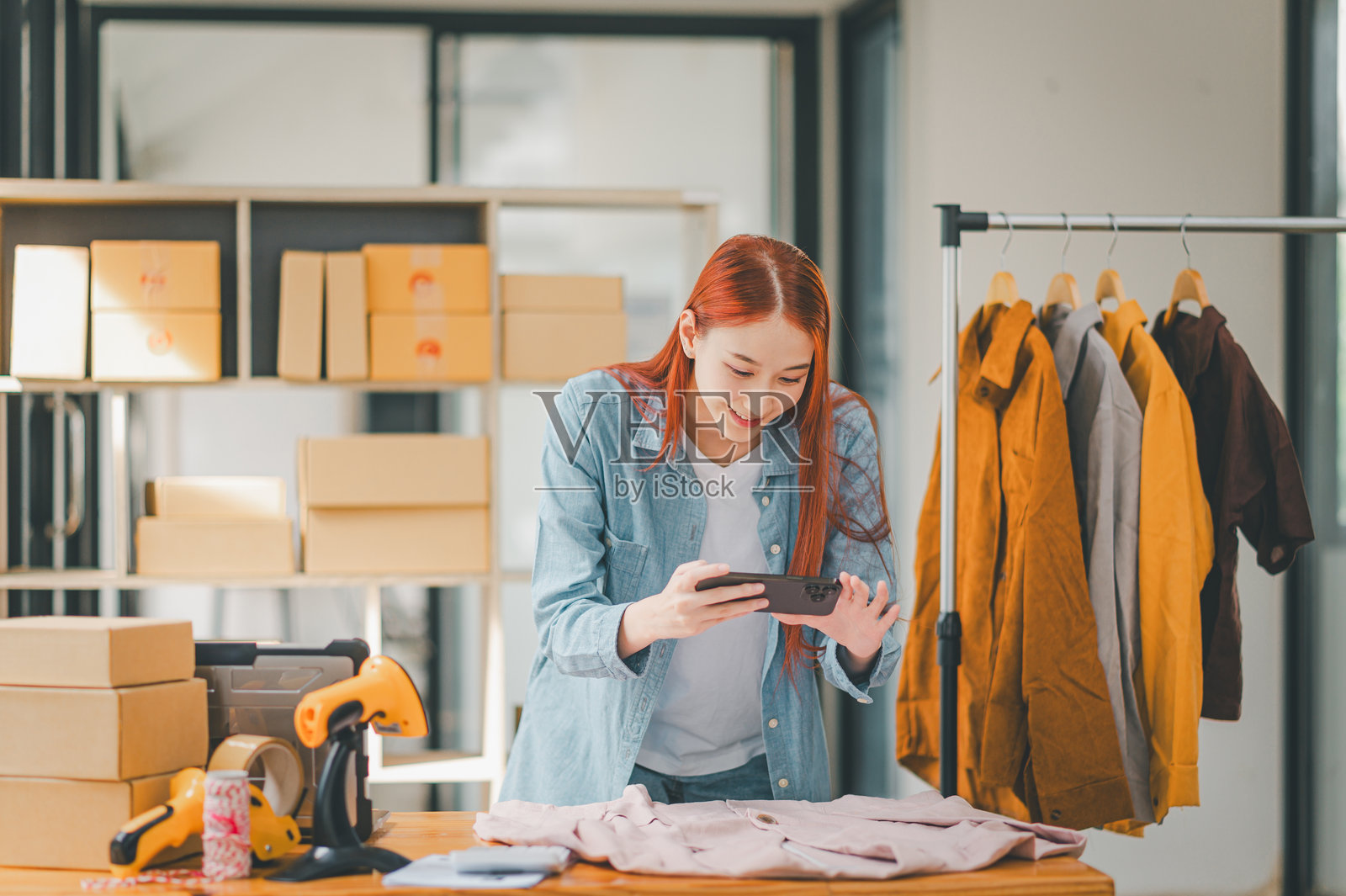 小企业主在网上拍摄他们的产品，并向客户提供这些产品以便下单。 - 在线购物照片摄影图片