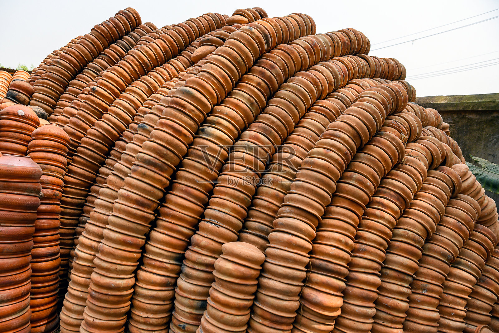 户外艺术性摆放的陶土花盆堆叠照片摄影图片