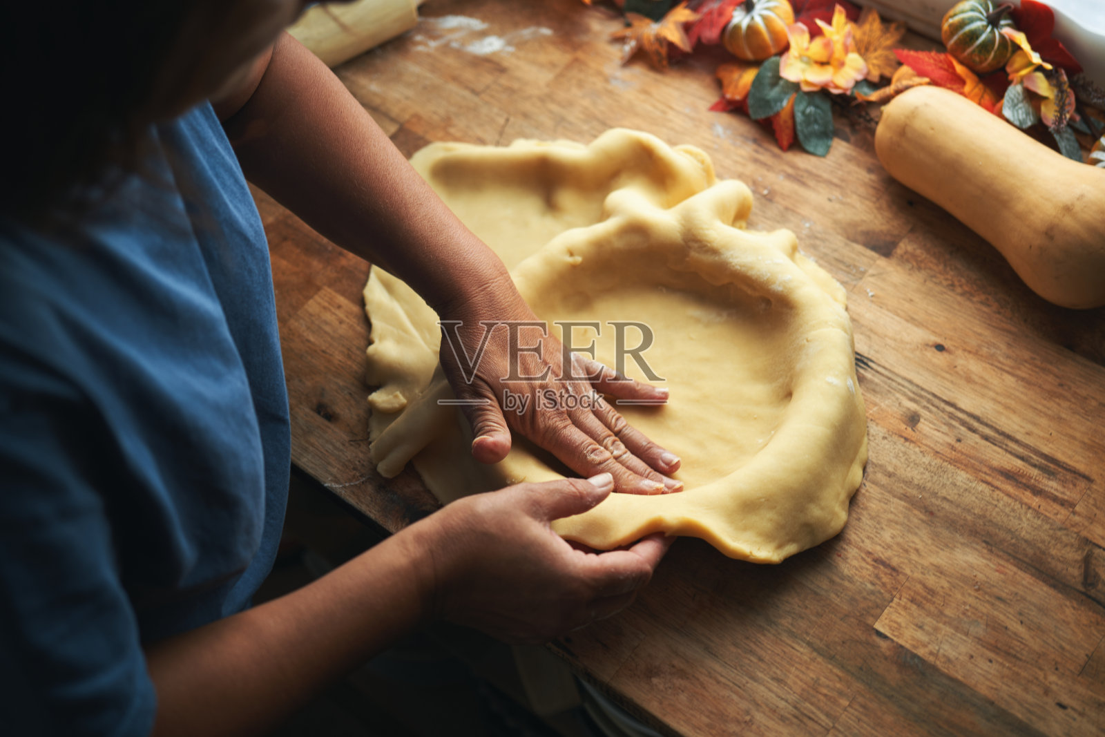 在家厨房准备节日南瓜派照片摄影图片
