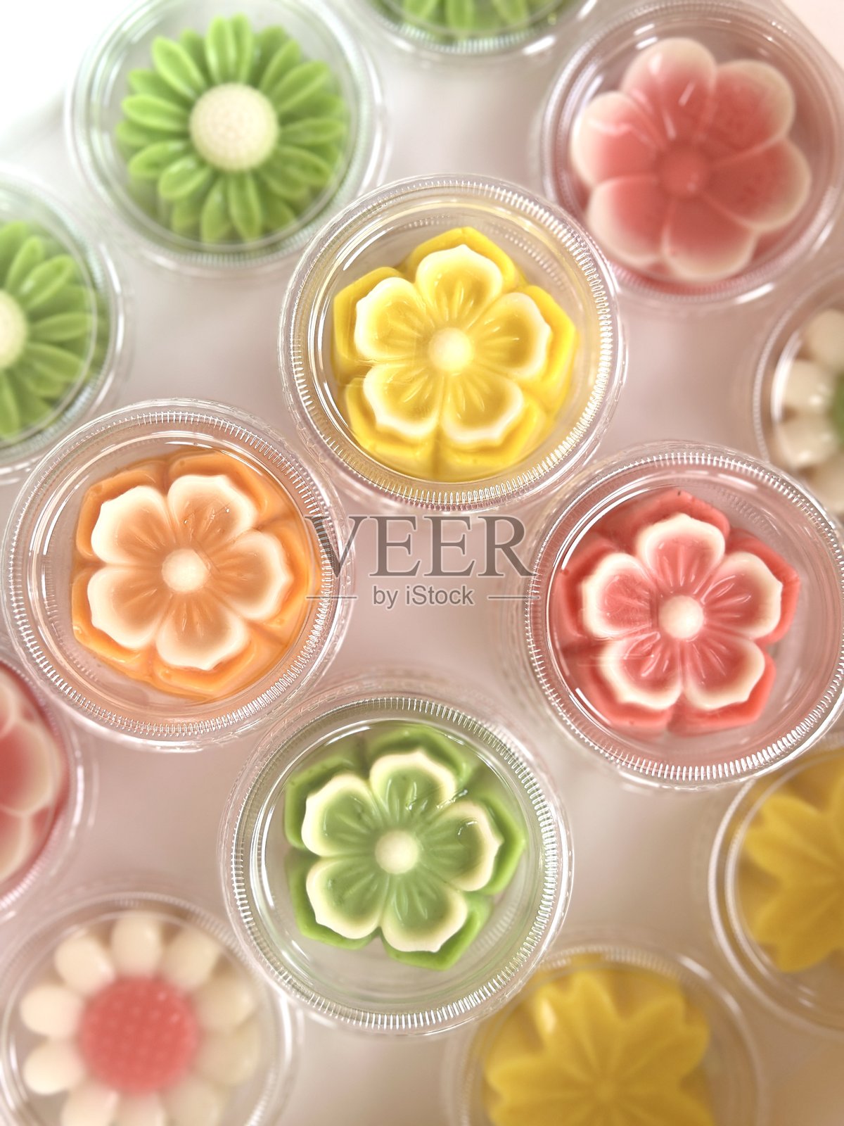 五彩缤纷的花形果冻照片摄影图片