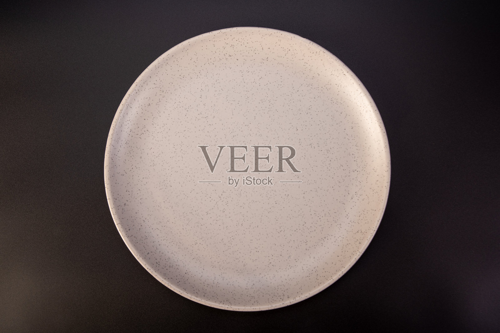 美丽的盘子，单独放置在黑色背景上，选择性对焦。照片摄影图片