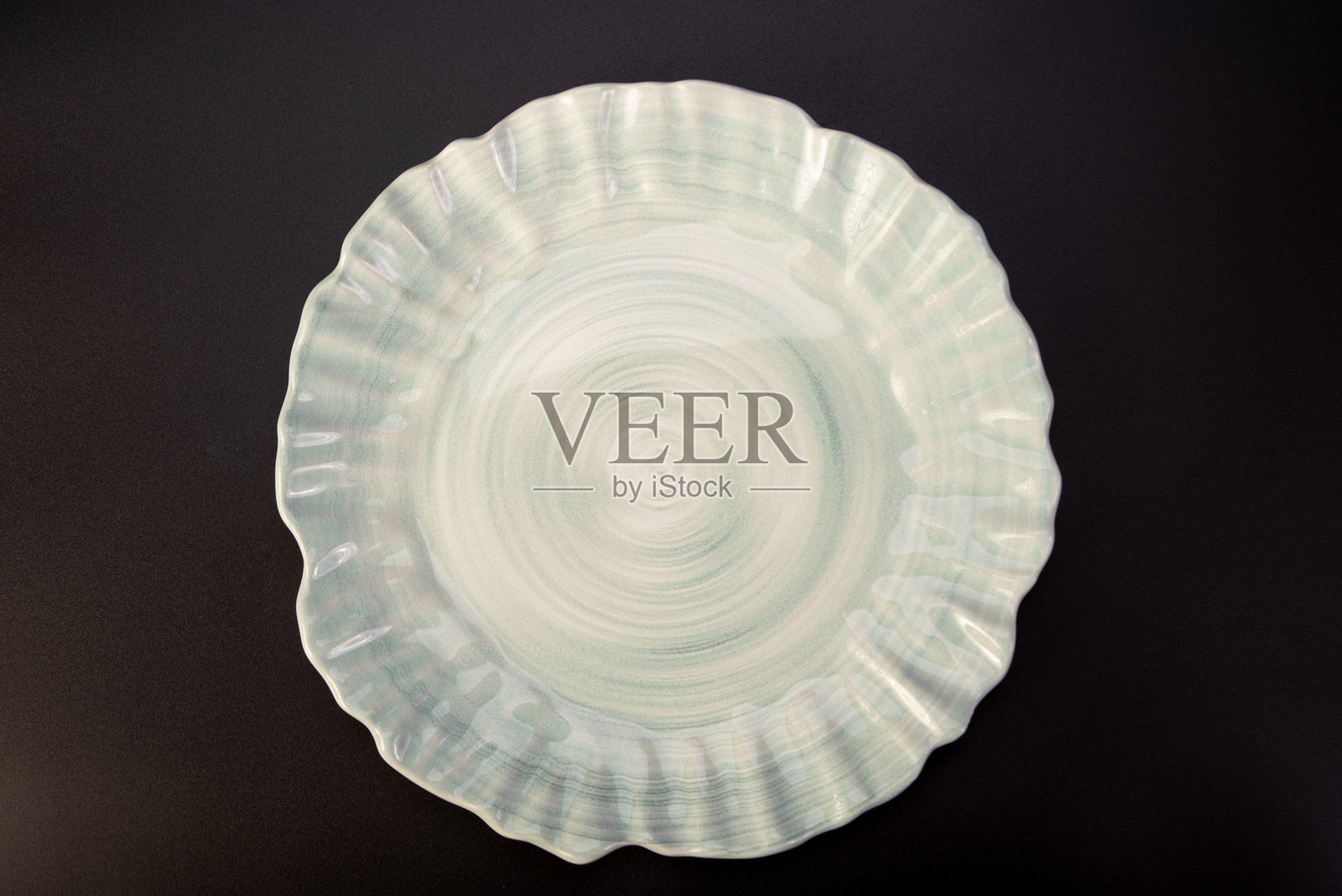 美丽的盘子，单独放置在黑色背景上，选择性对焦。照片摄影图片