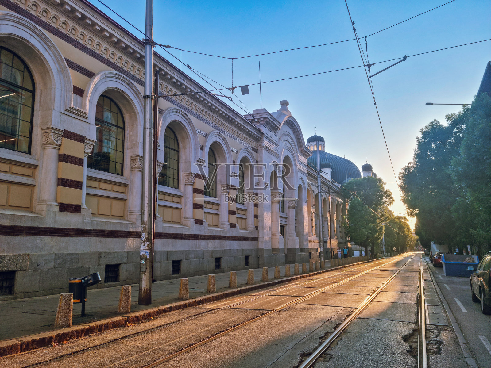 索非亚中央市场大厅在日落时分，保加利亚首都索非亚的巴洛克建筑照片摄影图片