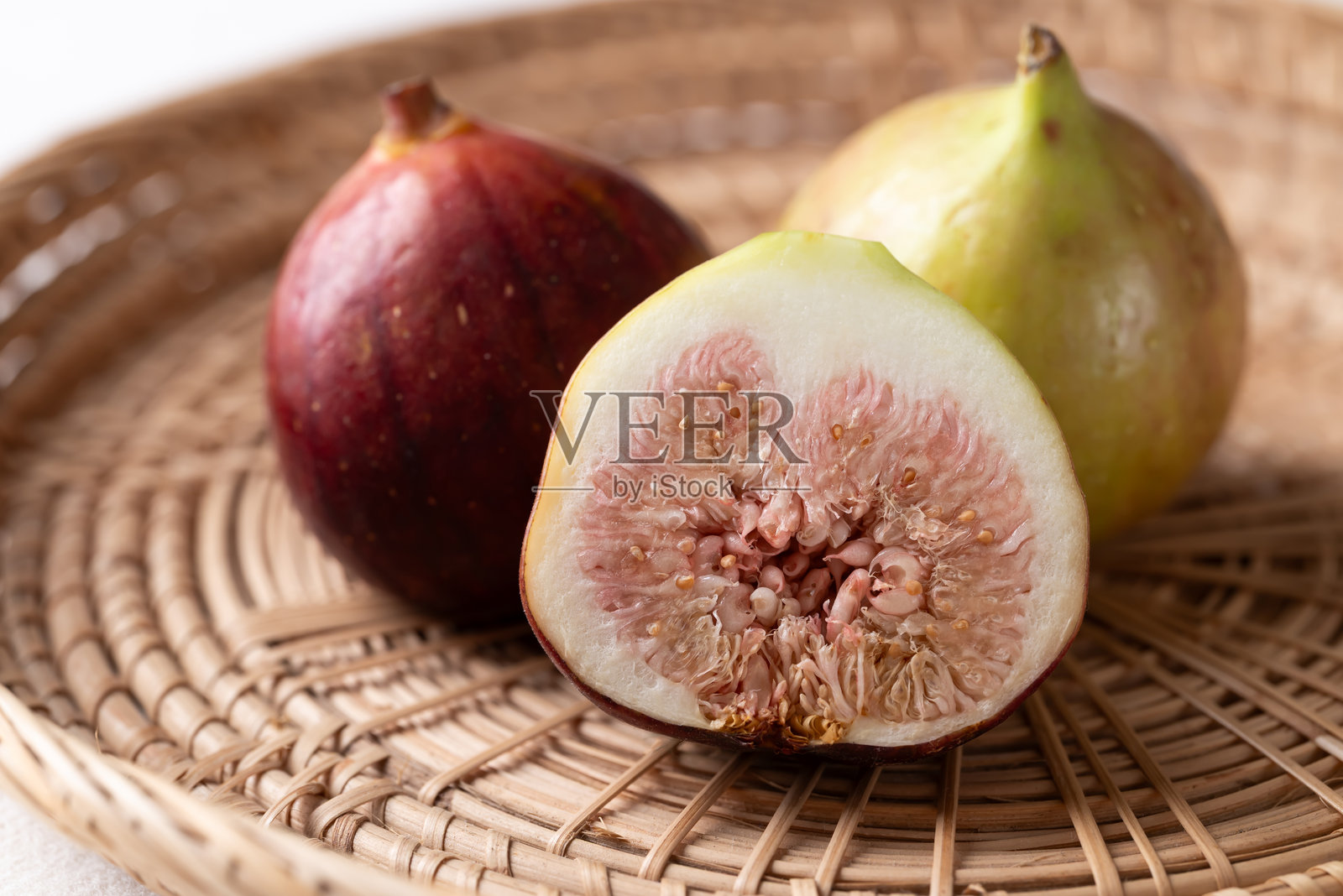 新鲜无花果放在篮子里，秋季水果照片摄影图片