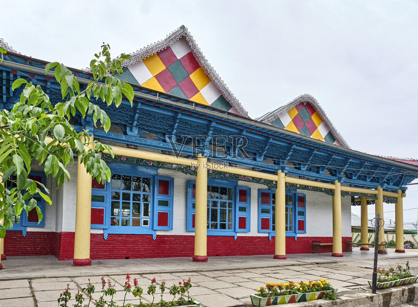 色彩斑斓的历史性东干清真寺，位于吉尔吉斯斯坦卡拉科尔，拥有精美的木质建筑。建于1907年。照片摄影图片