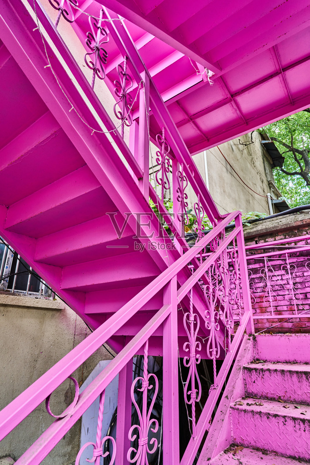 老建筑中的粉色楼梯照片摄影图片