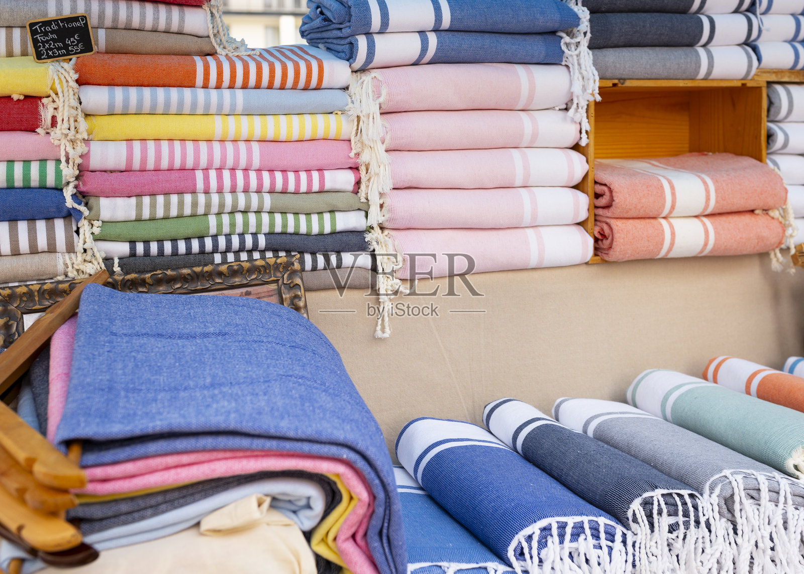 法国街市上的五彩斑斓的哈曼毛巾照片摄影图片