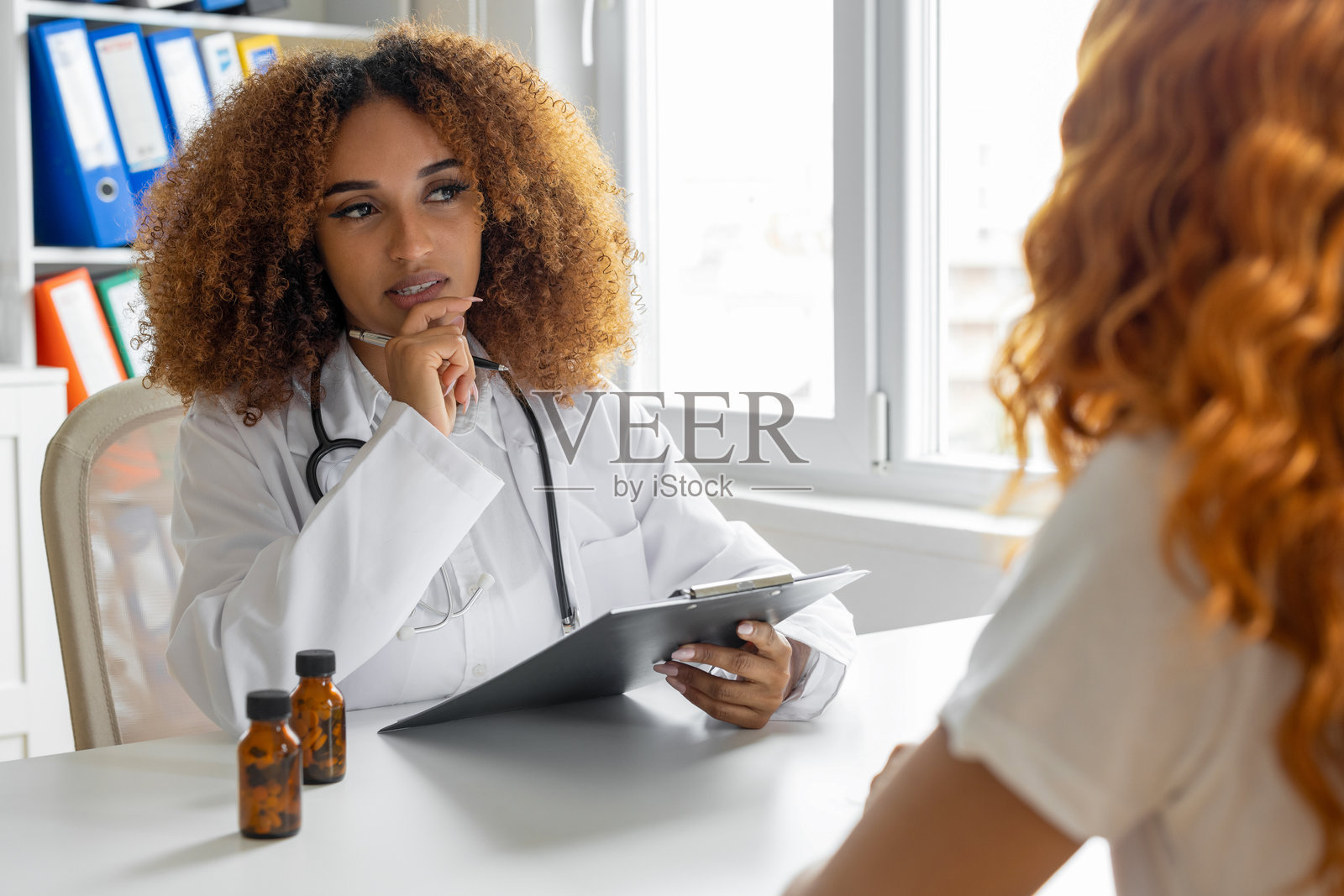 女医生在诊所与患者交谈照片摄影图片