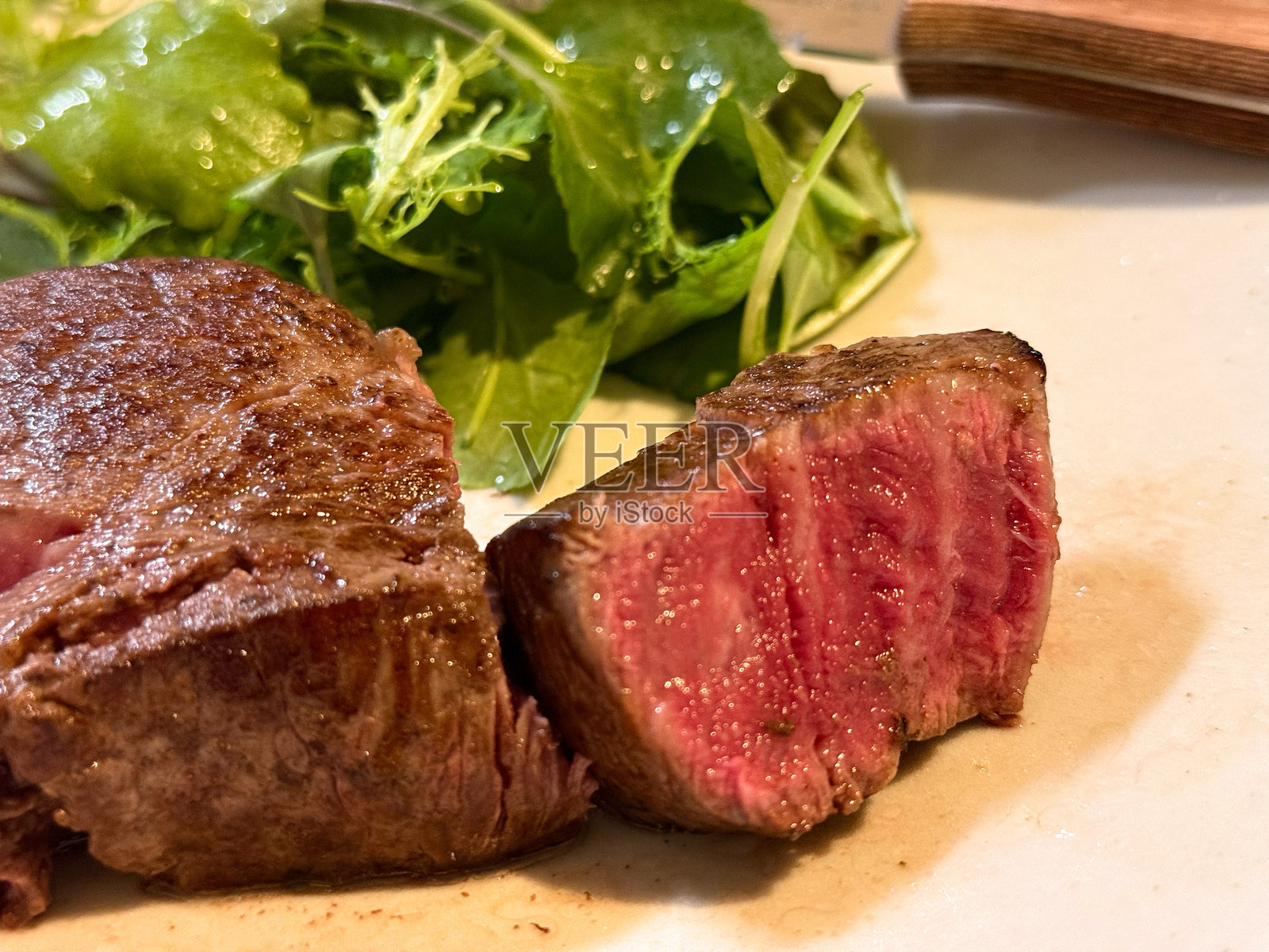 多汁的优质和牛菲力牛排 – 五分熟照片摄影图片