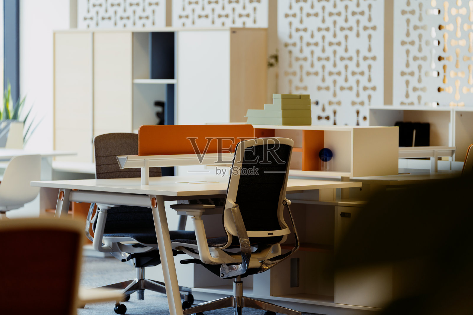 办公室里的桌子和椅子。照片摄影图片