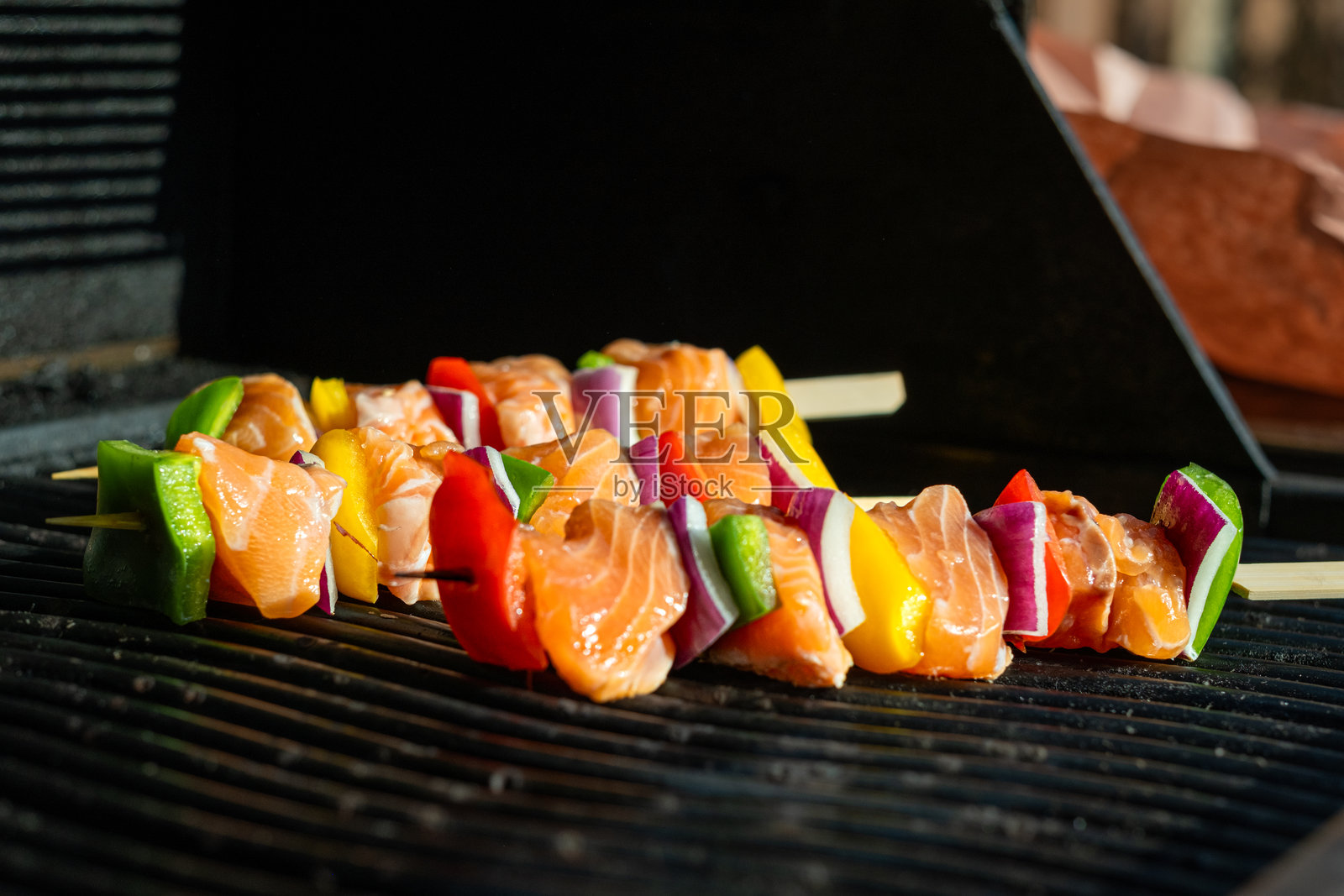 三串三文鱼蔬菜串烧照片摄影图片