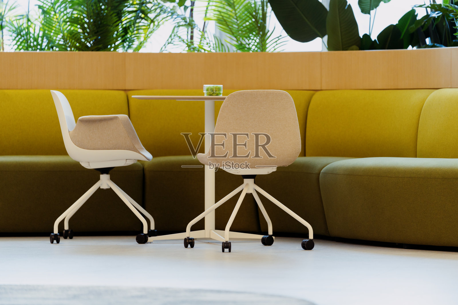 咖啡馆里的椅子照片摄影图片