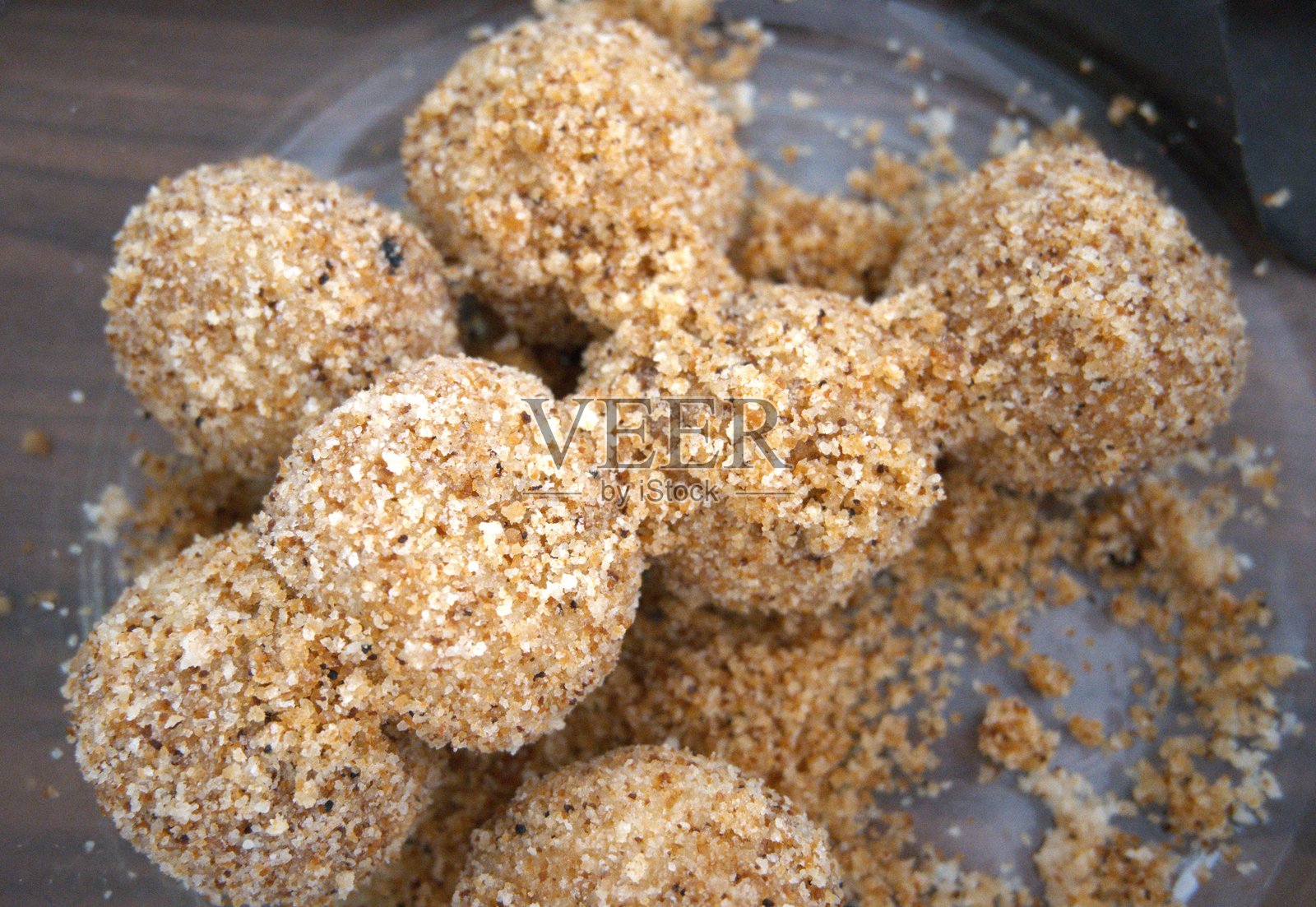 透明玻璃碗中的梅子饺子照片摄影图片