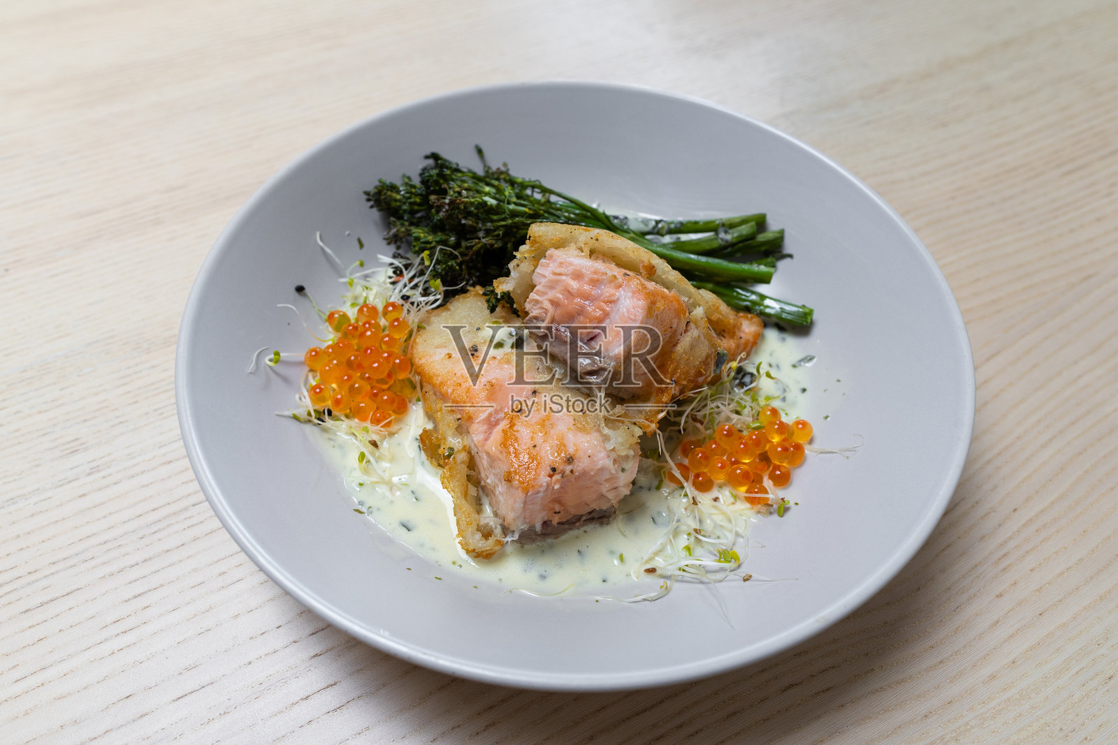 三文鱼黄油白酱照片摄影图片