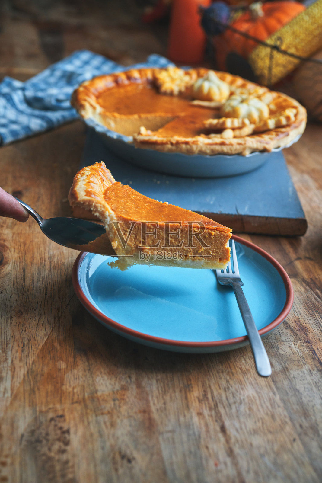 节日新鲜烘焙的南瓜派照片摄影图片