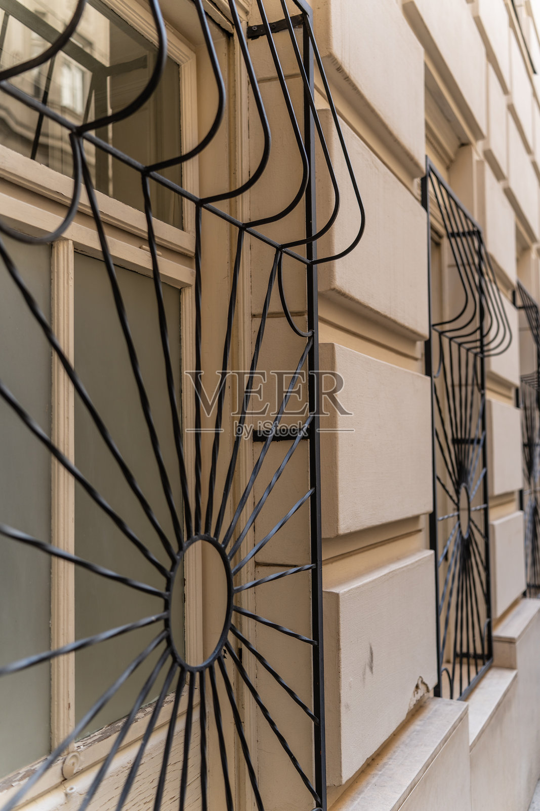 艺术感十足的老窗栏照片摄影图片