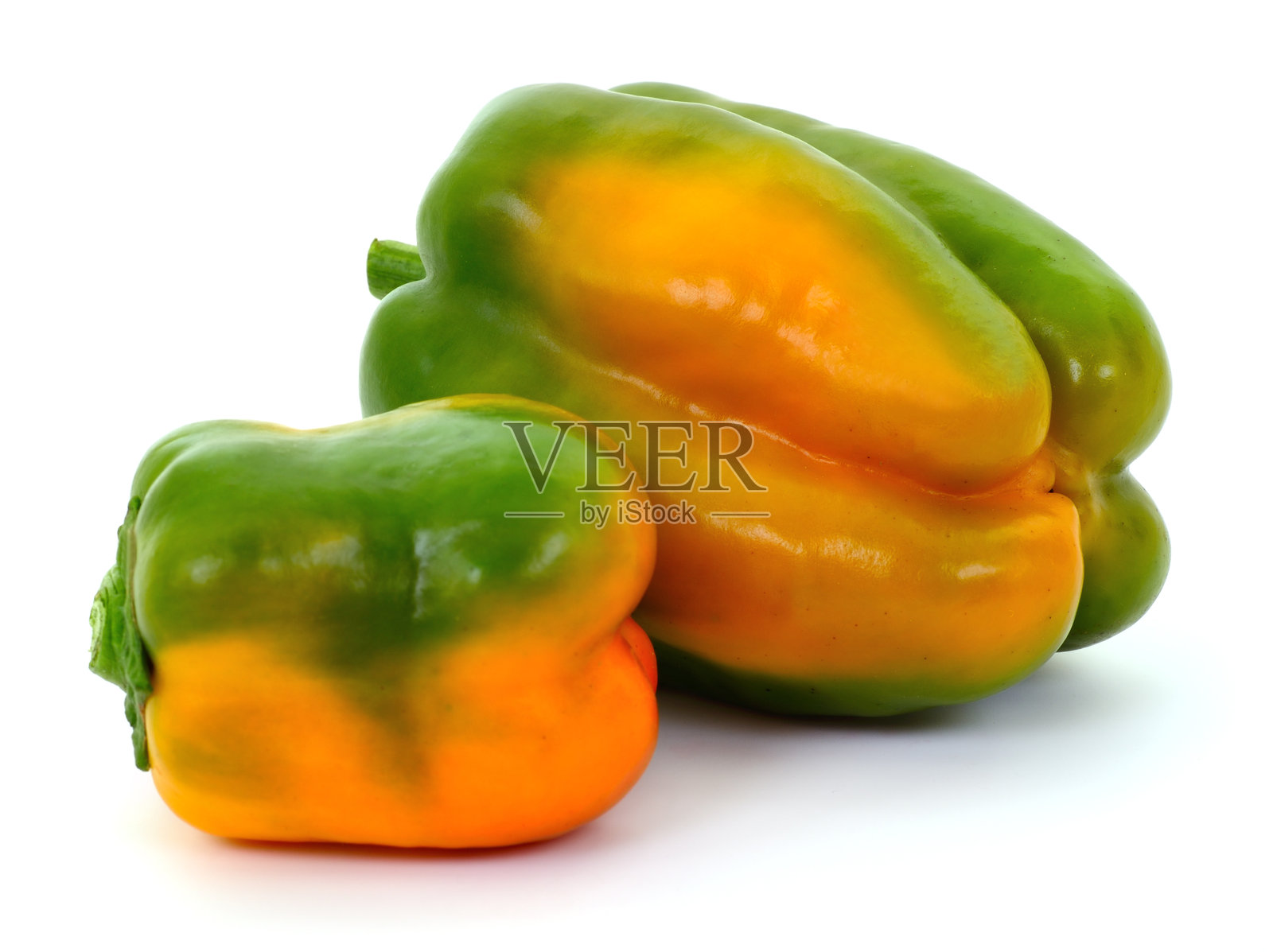 两个黄色绿色的甜椒（辣椒）孤立在白色背景上照片摄影图片