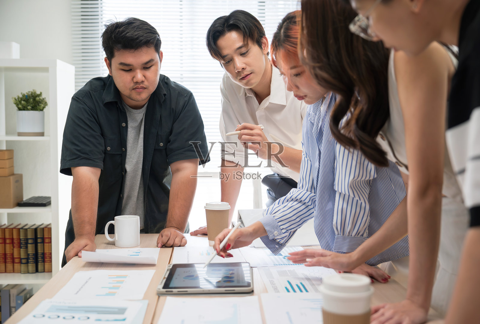 创意商业团队会议，集思广益，为新项目构思创新想法，展现团队合作、领导力和初创企业的活力，地点在现代办公室。照片摄影图片