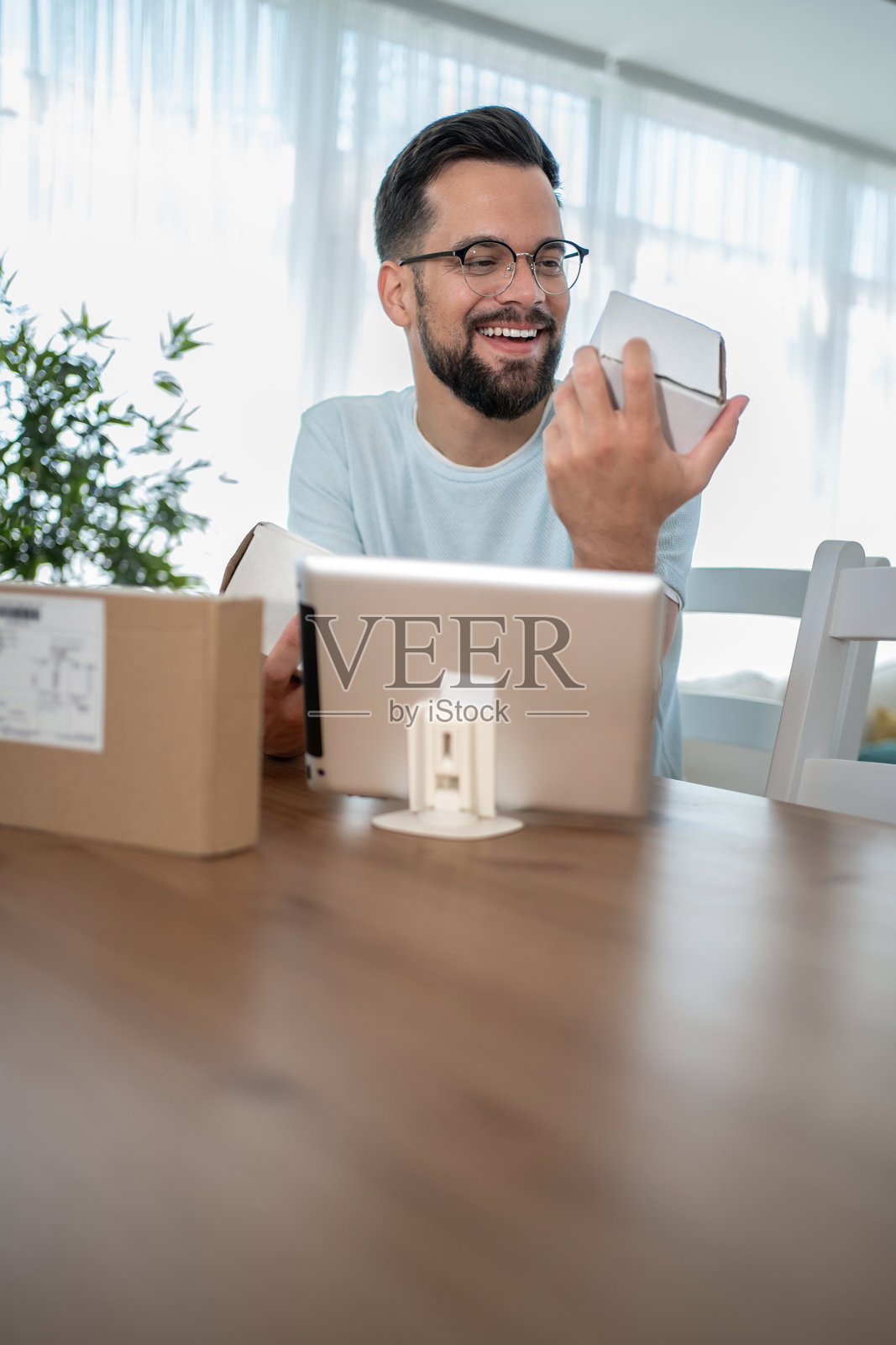 小企业主在家检查库存并微笑照片摄影图片