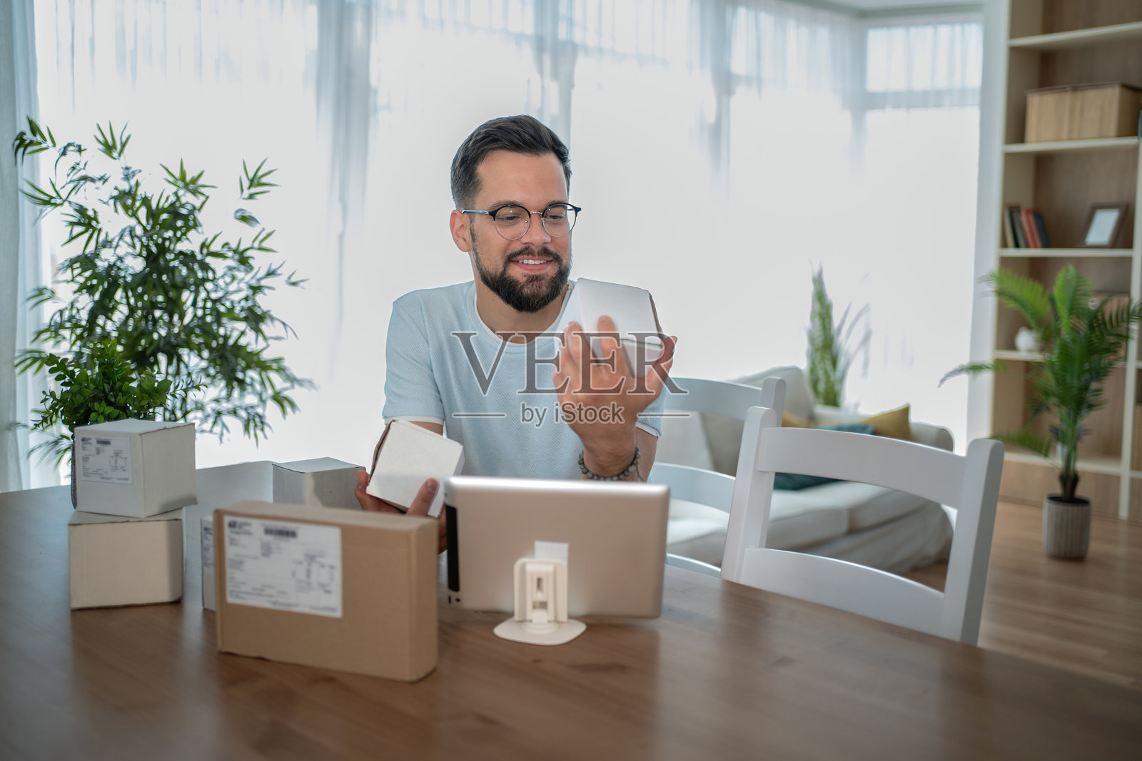 小企业主使用平板电脑准备发货订单照片摄影图片