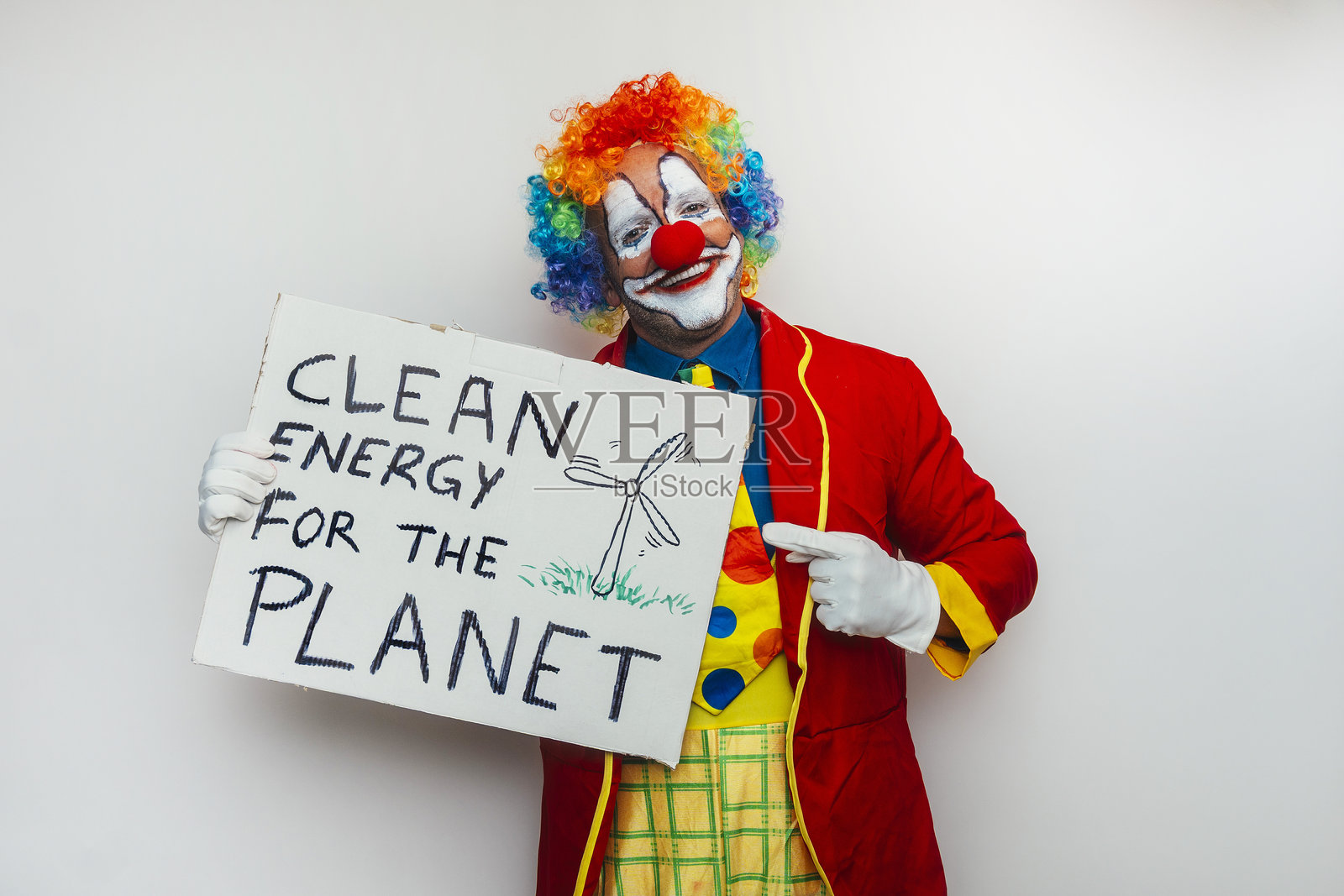 小丑手持关于清洁能源的标志照片摄影图片