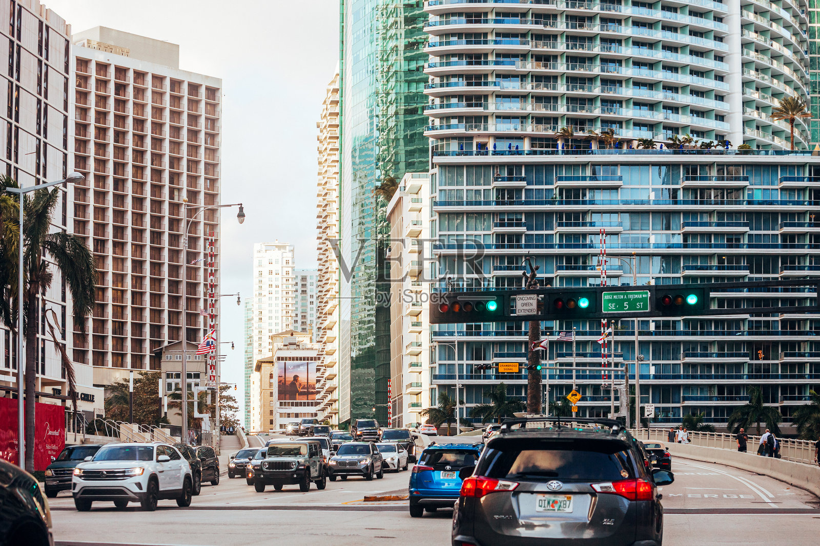 迈阿密市中心的交通,佛罗里达州照片摄影图片