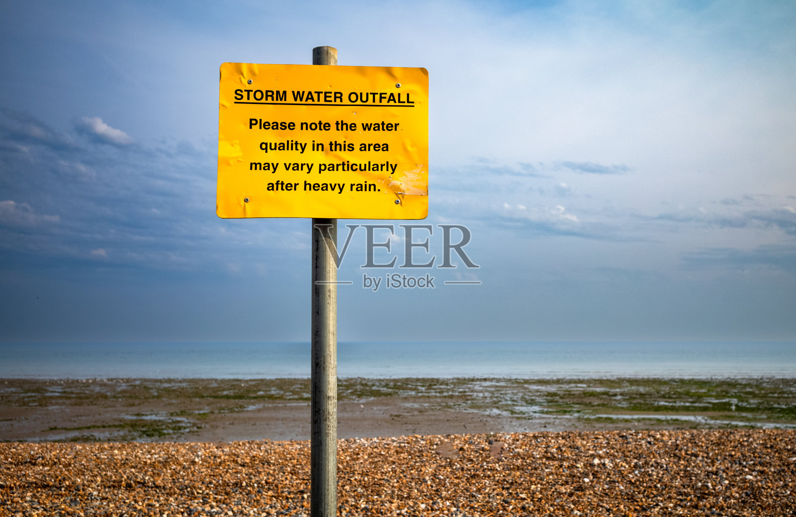 海滩上的警告标志，提醒暴风雨溢出，沃辛，西萨塞克斯，英国。照片摄影图片