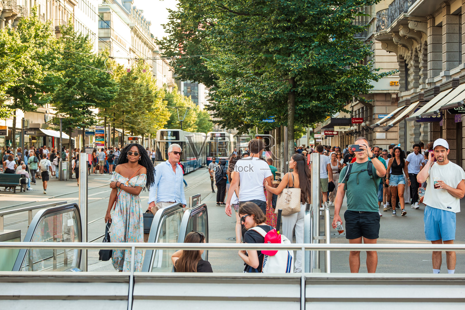 巴霍夫大街上人群熙熙攘攘，游客和通勤者在行人过街处聚集照片摄影图片