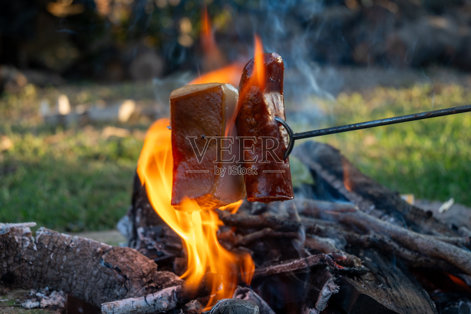 匈牙利传统篝火烹饪 - 烤培根和香肠串照片摄影图片